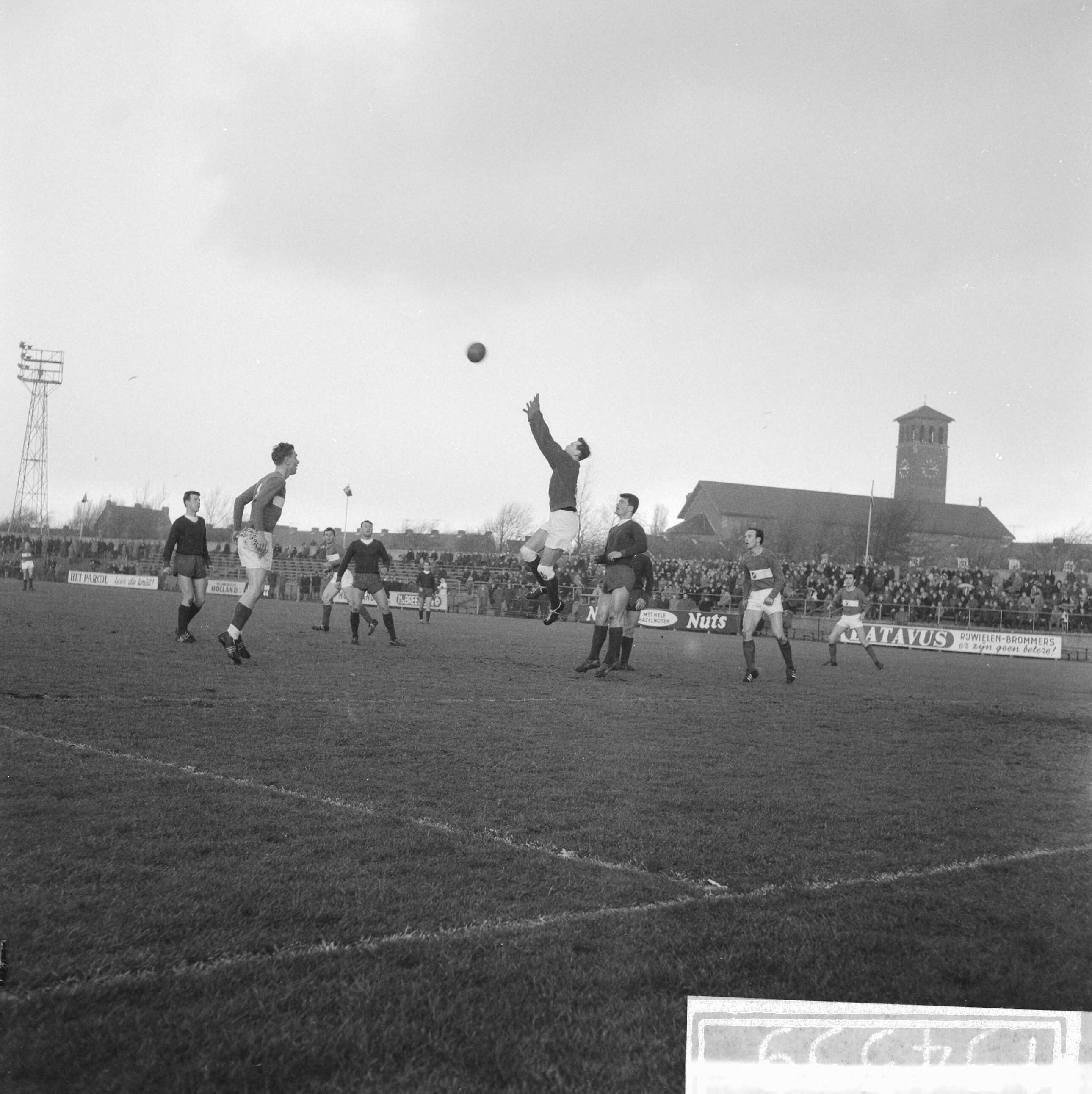 Fotocollectie Anefo — Voetbal. Haarlem tegen AGOVV 2-3. Spelmoment voor het doel van Haarlem. Keeper Van 't Kruis in de lucht — Foto: Gelderen, Hugo van / Anefo. Licentie: Set B: Rechtenvrij / Publiek Domein. Bron: Nationaal Archief. http://hdl.handle.net/10648/a9f64288-d0b4-102d-bcf8-003048976d84