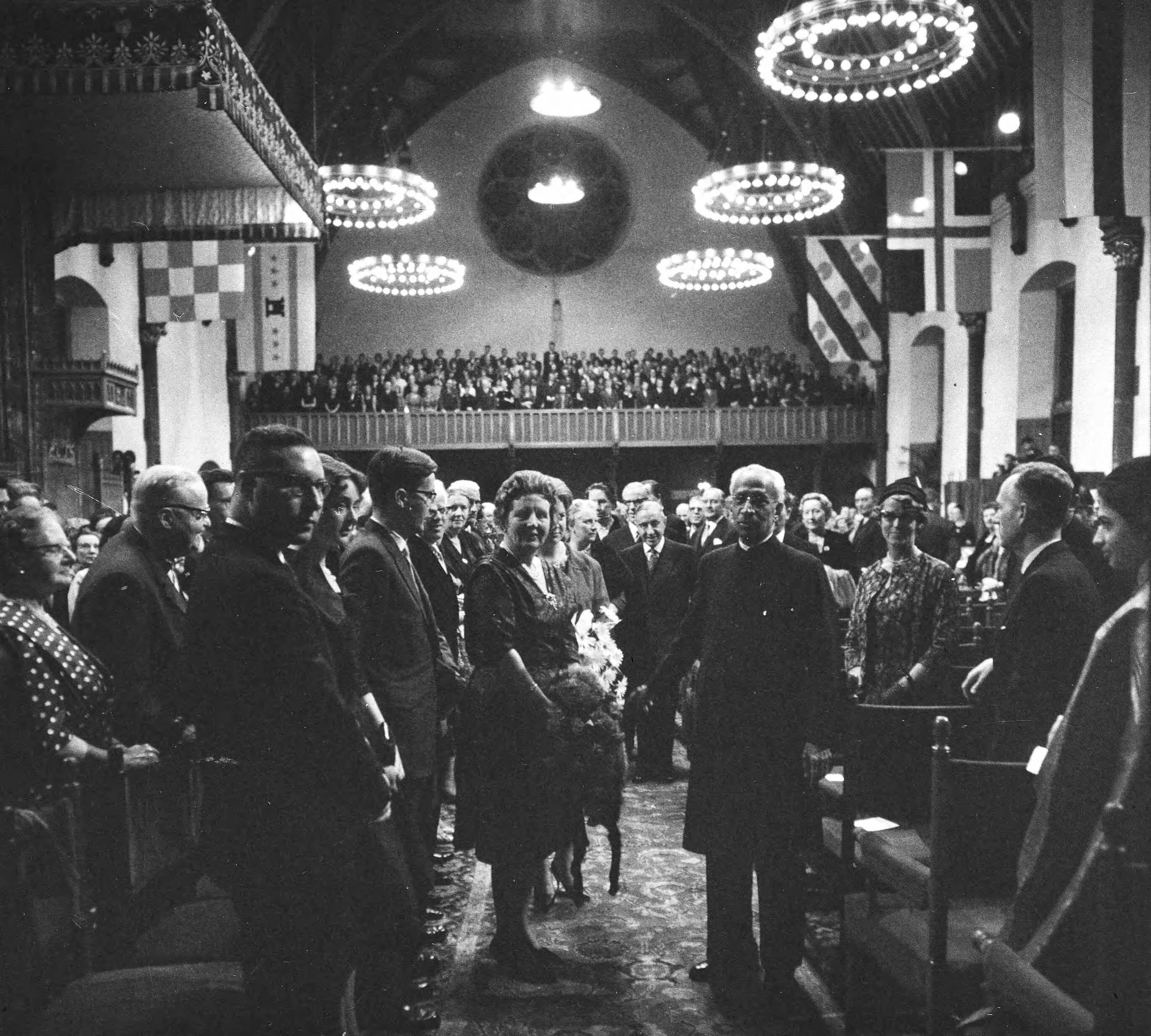 Fotocollectie RVD / Koninklijk Huis — Koningin Juliana tijdens Tagore-herdenking in de Ridderzaal te Den Haag, donderdag 19 oktober 1961 — Foto: Rousel (repro) / RVD. Licentie: Set B: Rechtenvrij / Publiek Domein. Bron: Nationaal Archief. http://hdl.handle.net/10648/afb4e21a-d0b4-102d-bcf8-003048976d84