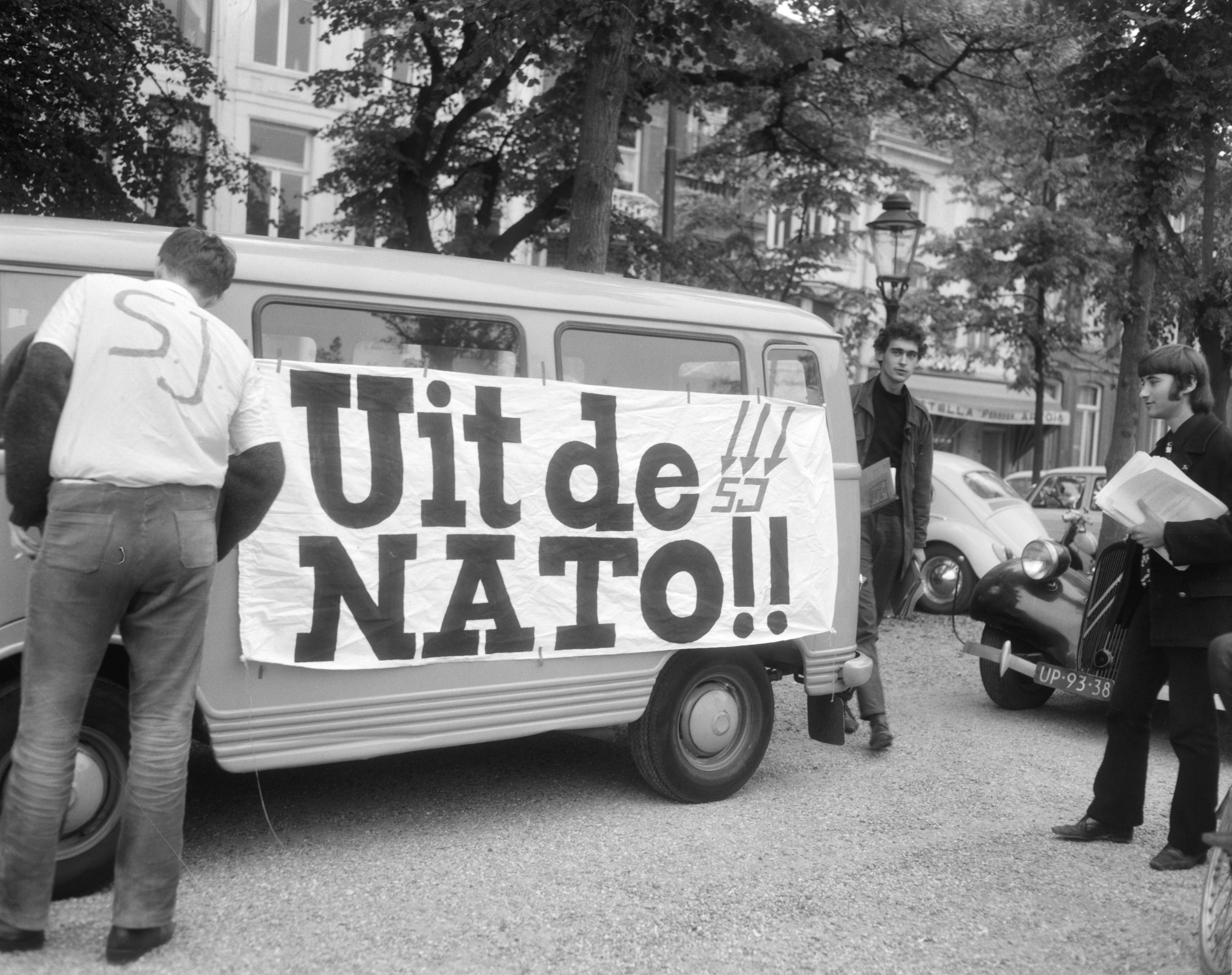 Anti NAVO-demonstratie in Maastricht — Bus met spandoek "Uit de NATO" bij de demonstratie — Foto: Bilsen, Joop van / Anefo. Licentie: Set B: Rechtenvrij / Publiek Domein. Bron: Nationaal Archief. http://hdl.handle.net/10648/aafde3f2-d0b4-102d-bcf8-003048976d84