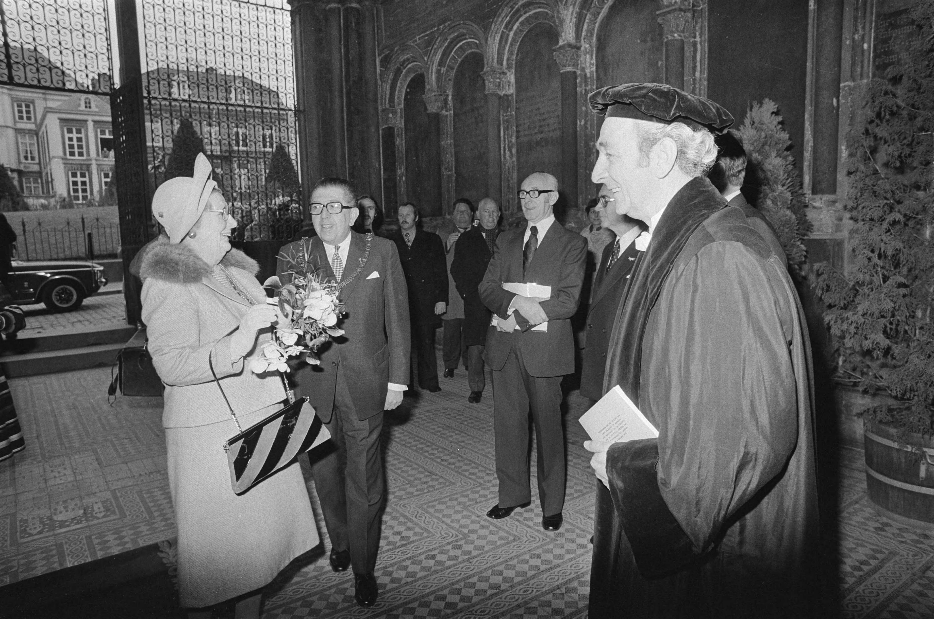 Fotocollectie Anefo — Hare Majesteit opent Rijksuniversiteit in Maastricht; v.l.n.r. koningin Juliana, dr. J.G.H. Tans, minister Van Kemenade, prof.dr. Tiddens en staatssecretaris Klein — Foto: Mieremet, Rob / Anefo. Licentie: Set B: Rechtenvrij / Publiek Domein. Bron: Nationaal Archief. http://hdl.handle.net/10648/ac7a9496-d0b4-102d-bcf8-003048976d84