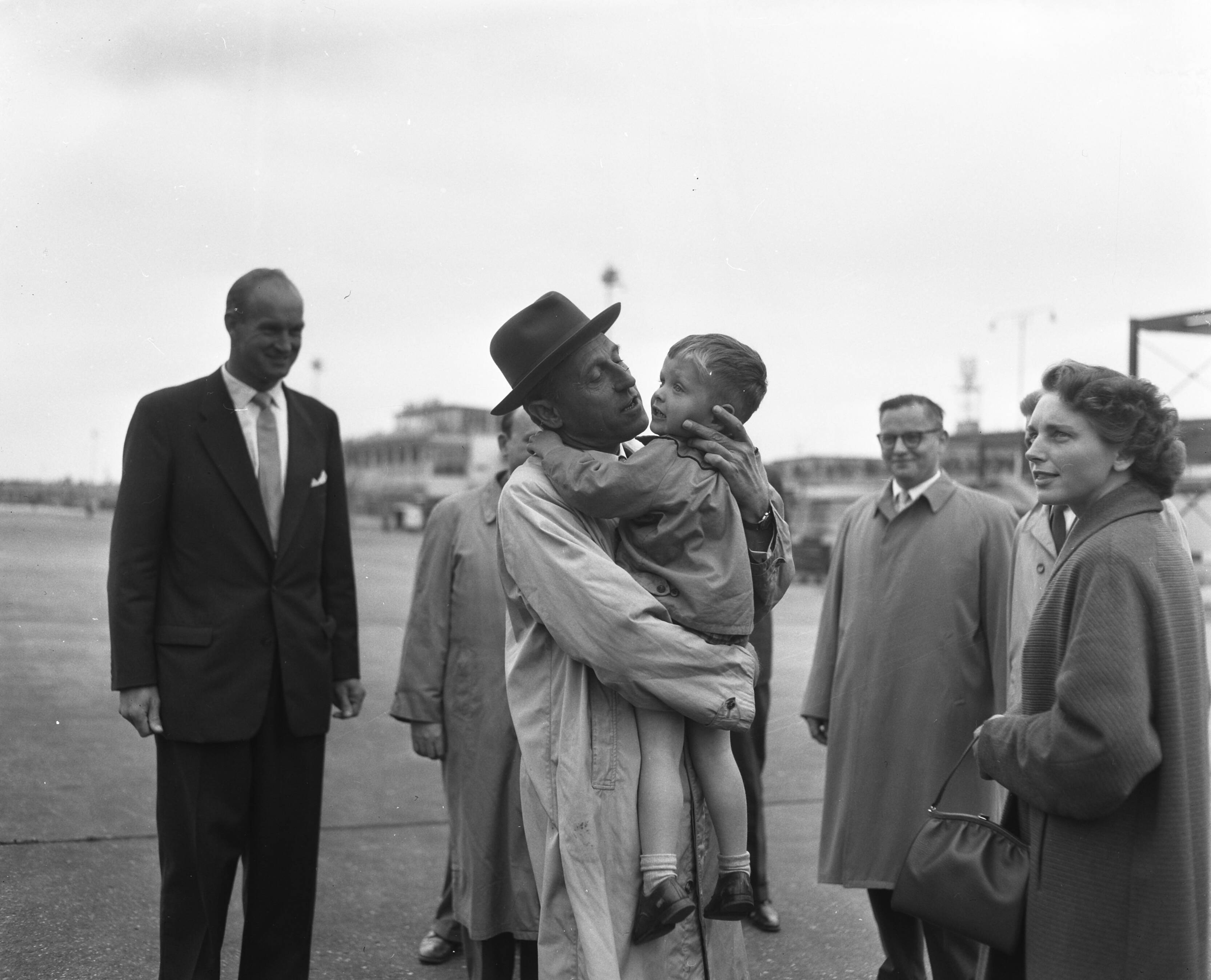 Fotocollectie Anefo — Gouverneur J. van Tilburg weer naar Paramaribo. Met kleinzoontje — Foto: Pot, Harry / Anefo. Licentie: Set B: Rechtenvrij / Publiek Domein. Bron: Nationaal Archief. http://hdl.handle.net/10648/a94eced6-d0b4-102d-bcf8-003048976d84