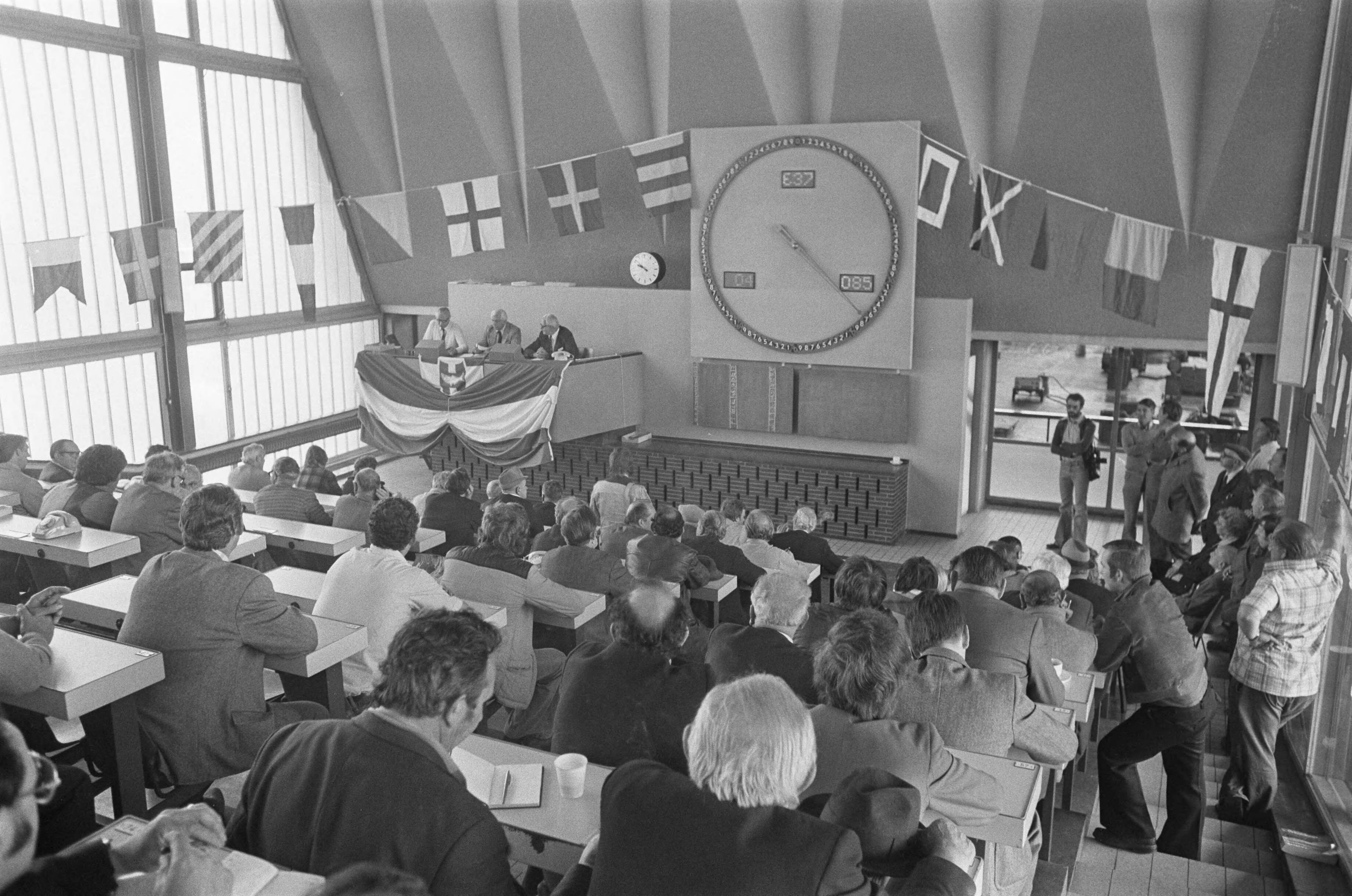 Fotocollectie Anefo — Eerste nieuwe haring, het proeven van de haring bij visafslag te Scheveningen — Foto: Verhoeff, Bert / Anefo. Licentie: Set B: Rechtenvrij / Publiek Domein. Bron: Nationaal Archief. http://hdl.handle.net/10648/ac8444dc-d0b4-102d-bcf8-003048976d84