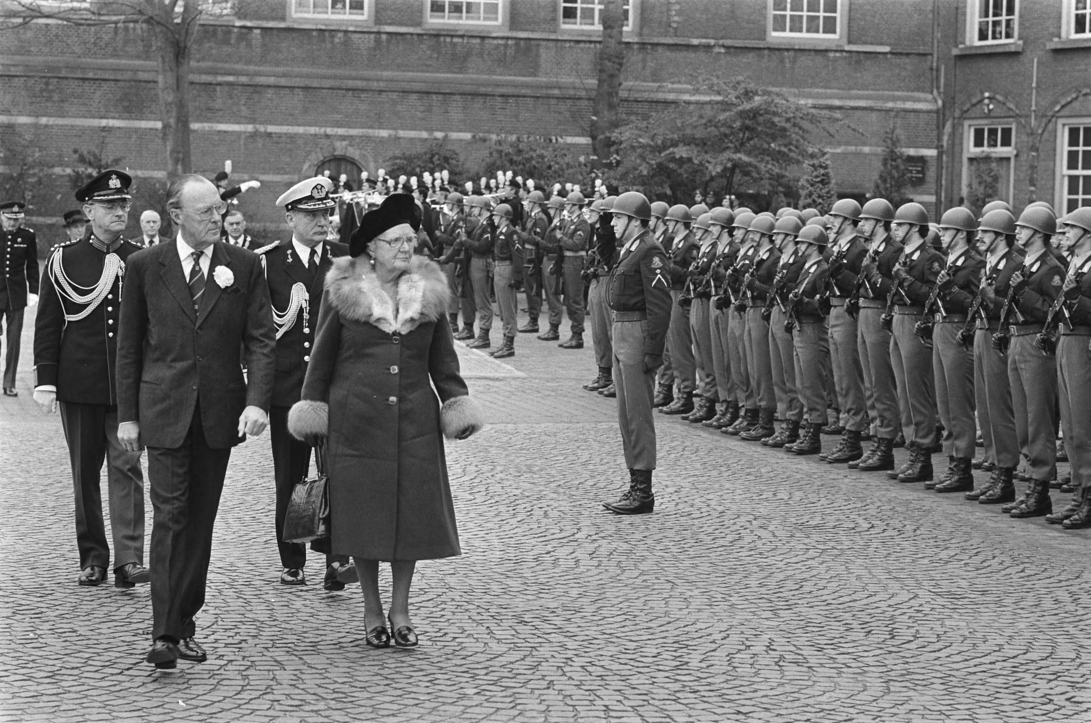 Fotocollectie Anefo — HM en Prins Bernhard wonen diesviering bij ivm 150-jarig Koninklijke Militaire Academie in Breda; Koningin en Prins Bernhard inspecteren erewacht — Foto: Suyk, Koen / Anefo. Licentie: Set B: Rechtenvrij / Publiek Domein. Bron: Nationaal Archief. http://hdl.handle.net/10648/acc0379e-d0b4-102d-bcf8-003048976d84