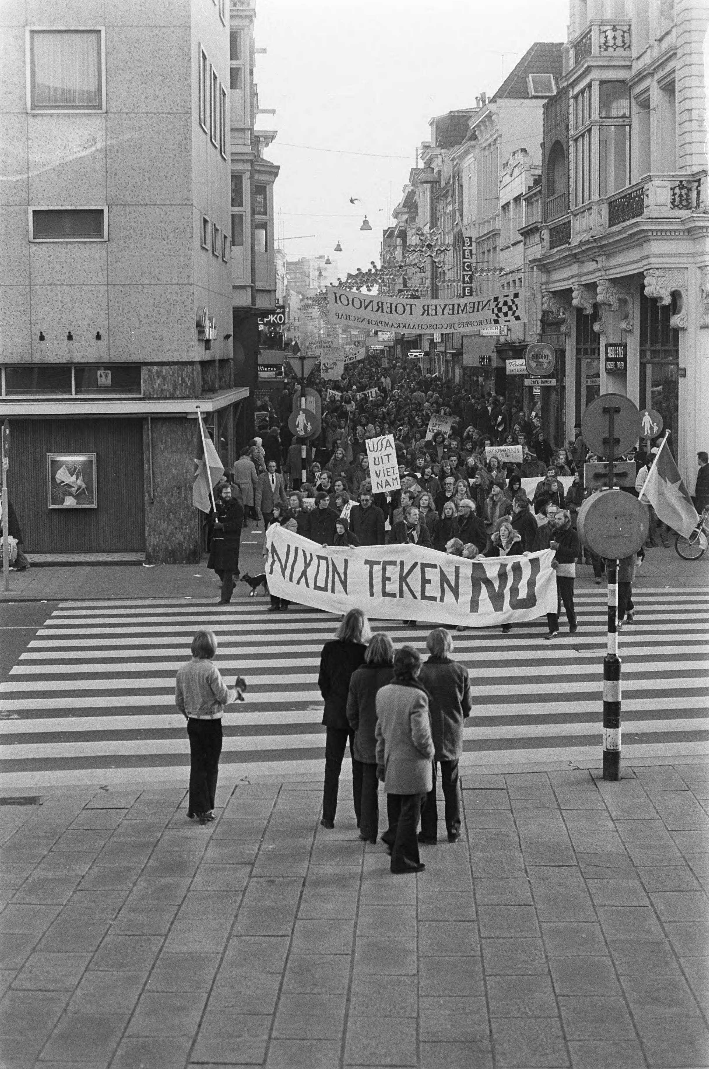 Fotocollectie Anefo — Anti-Nixondemonstratie in Groningen — Foto: Punt, W. / Anefo. Licentie: Set B: Rechtenvrij / Publiek Domein. Bron: Nationaal Archief. http://hdl.handle.net/10648/ac21325c-d0b4-102d-bcf8-003048976d84