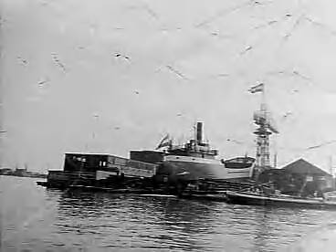 Fotocollectie Anefo — Tewaterlating vrachtschip "Spolanda" bij de Zaanlandsche Scheepsbouwmaatschappij te Zaandam. De doopplechtigheid werd verricht door mej. Danielle Smith, dochter van een van de commissarissen van rederij Spoorhout — Foto: Bilsen, Joop van / Anefo. Licentie: Set B: Rechtenvrij / Publiek Domein. Bron: Nationaal Archief. http://hdl.handle.net/10648/a97d3456-d0b4-102d-bcf8-003048976d84