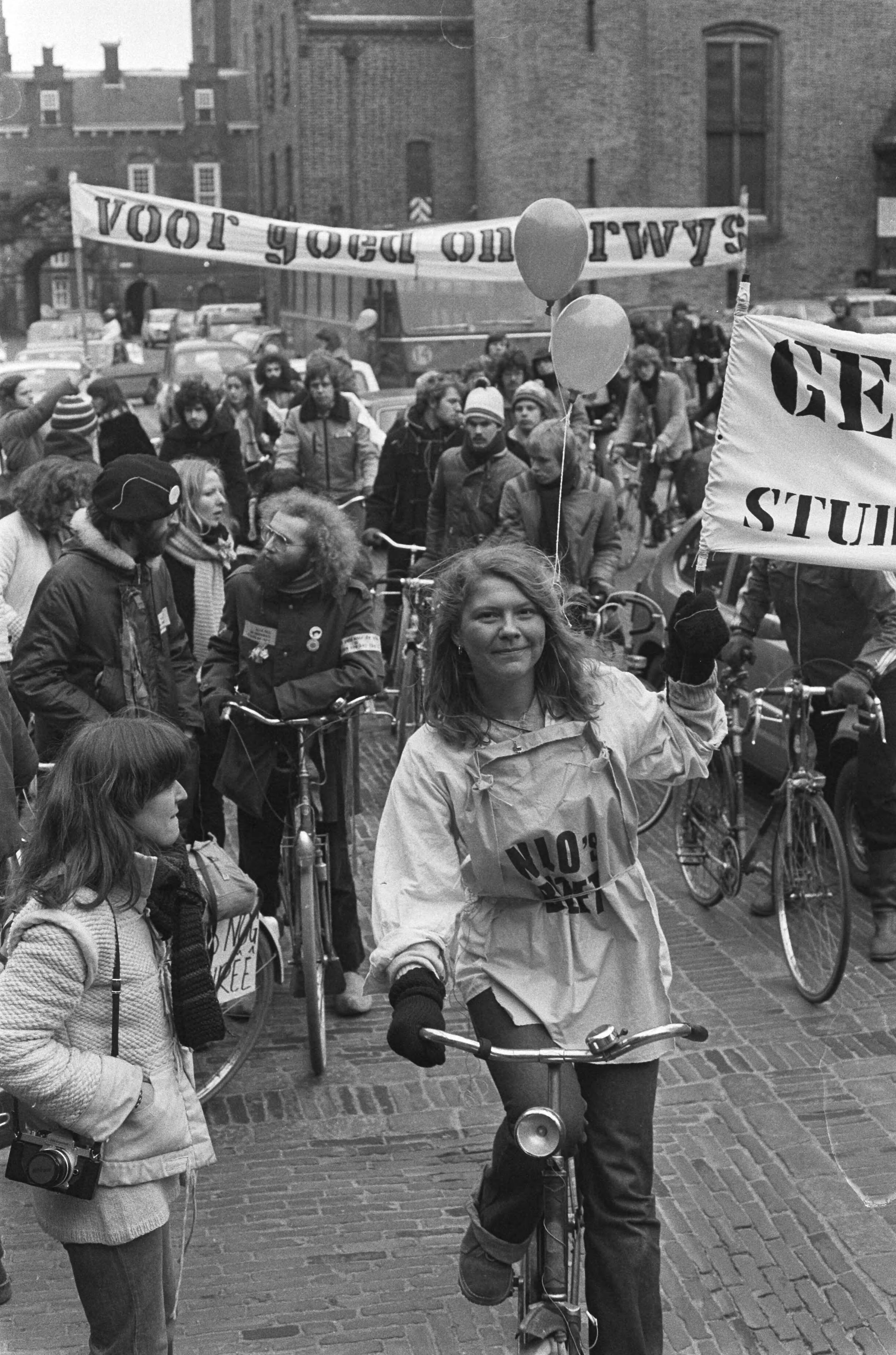 Leerlingen van lerarenopleidingen demonstreren in Den Haag tegen het beleid van minister Pais — Den Haag|Zuid-Holland|betogingen |spandoeken |leerlingen — Foto: Suyk, Koen / Anefo. Licentie: Set B: Rechtenvrij / Publiek Domein. Bron: Nationaal Archief. http://hdl.handle.net/10648/acc538d4-d0b4-102d-bcf8-003048976d84