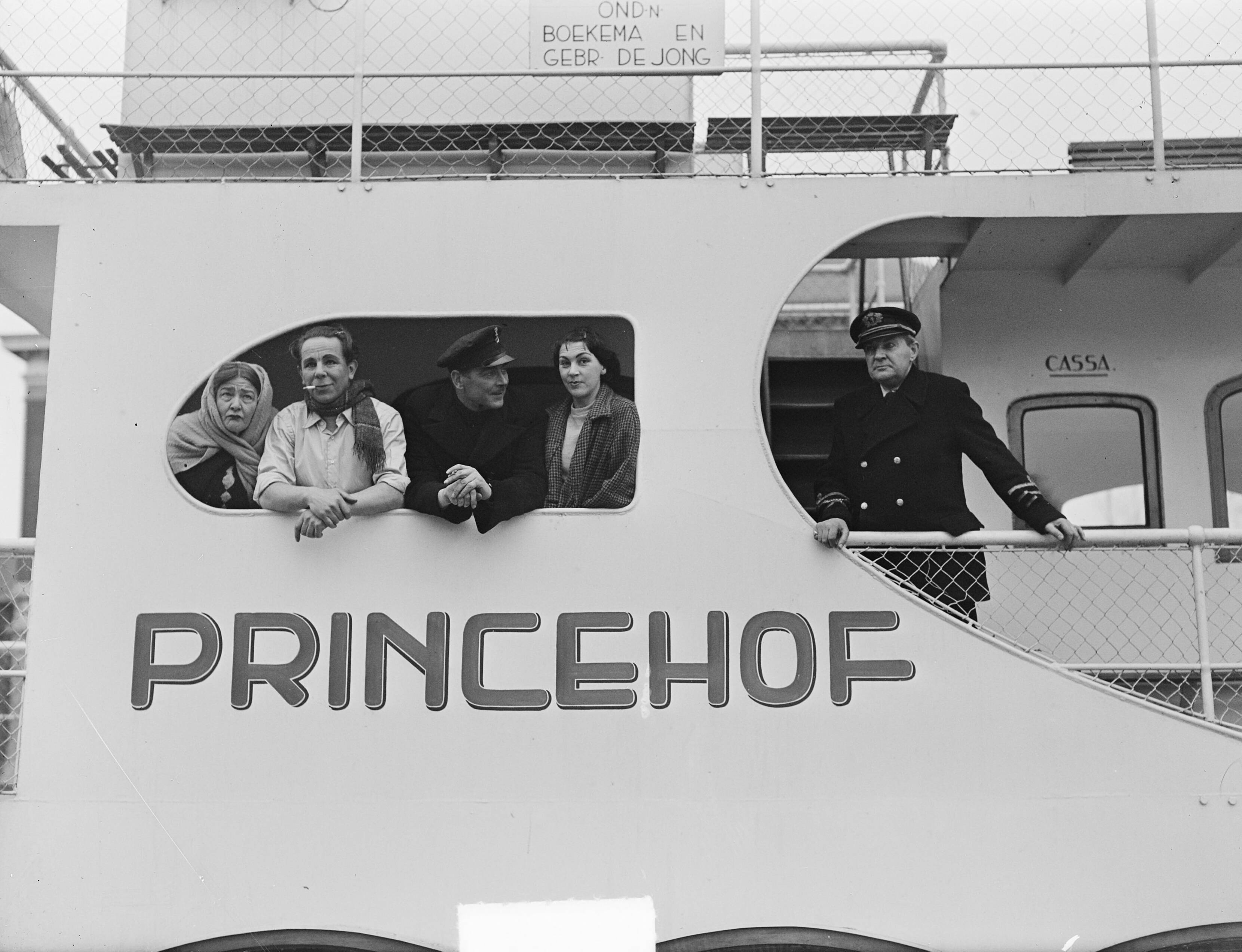 Fotocollectie Anefo — Drijvende schouwburg in Leeuwarden "Princehof" — Foto: Pot, Harry / Anefo. Licentie: Set B: Rechtenvrij / Publiek Domein. Bron: Nationaal Archief. http://hdl.handle.net/10648/ad7bb136-d0b4-102d-bcf8-003048976d84