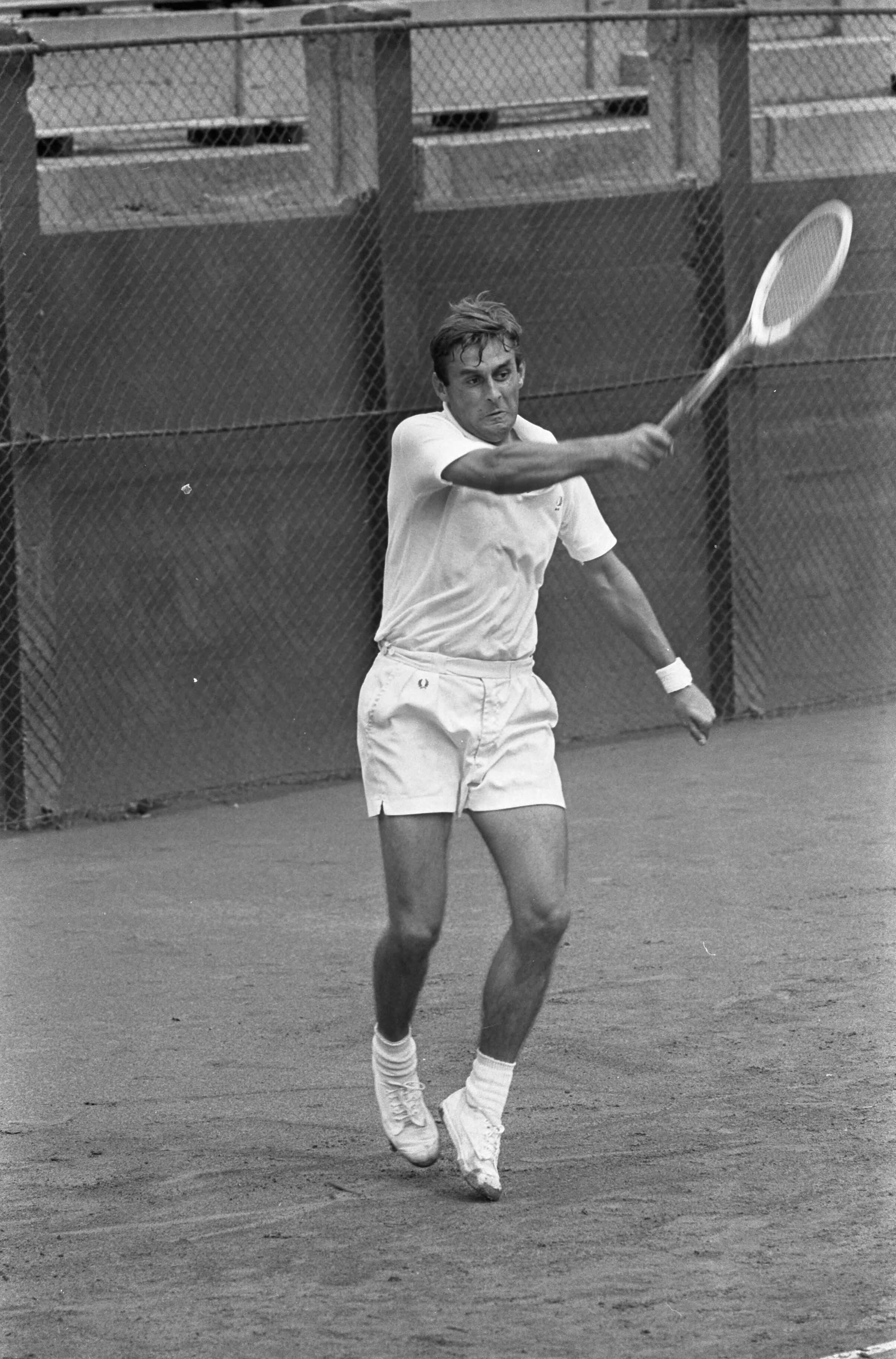Fotocollectie Anefo — Nederlandse Tenniskampioenschappen Scheveningen. Jan Hajer in aktie — Foto: Kroon, Ron / Anefo. Licentie: Set B: Rechtenvrij / Publiek Domein. Bron: Nationaal Archief. http://hdl.handle.net/10648/ab22eba2-d0b4-102d-bcf8-003048976d84