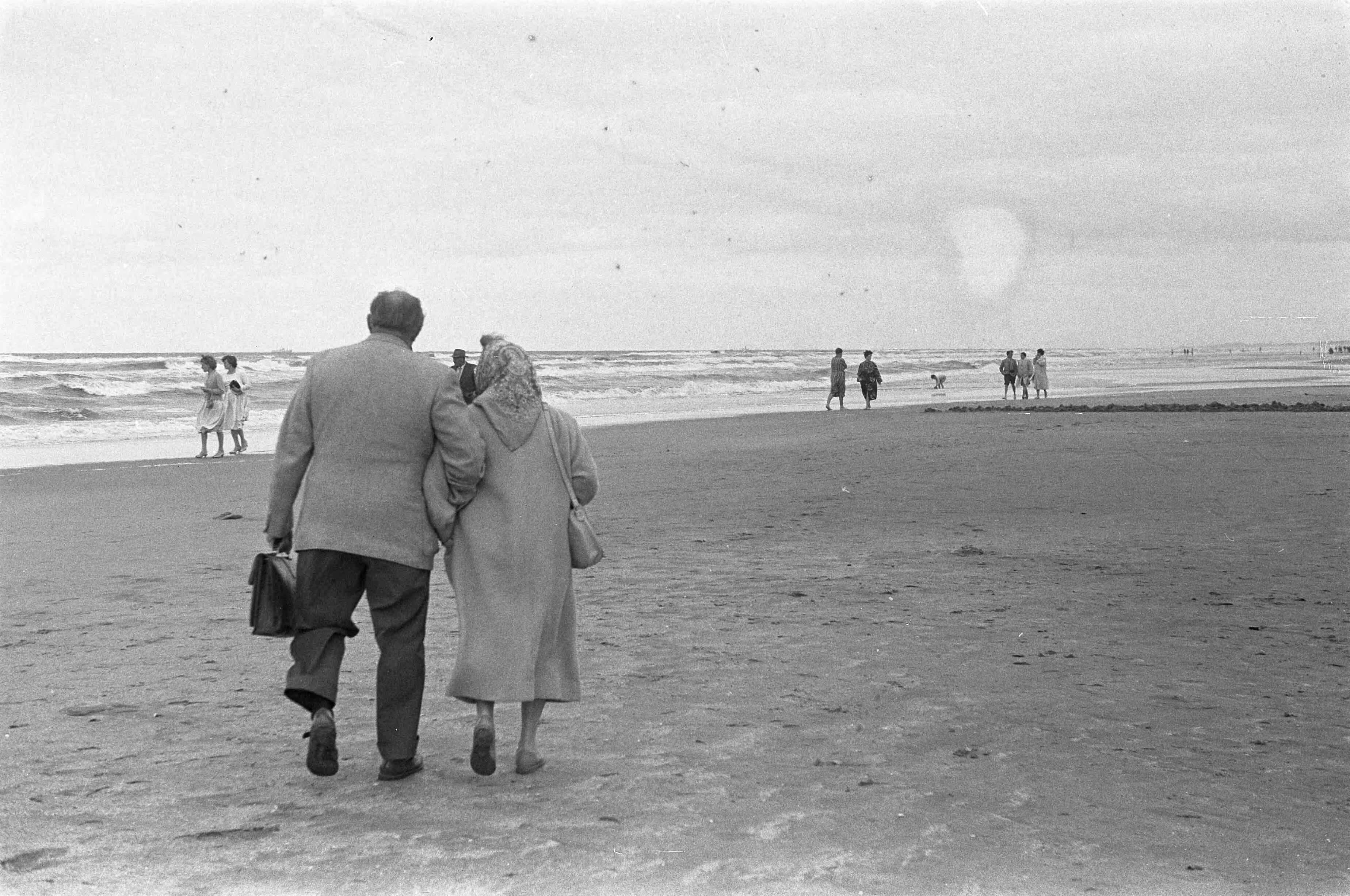 Fotocollectie Anefo — Zandvoort geniet van het mooie herfstweer — Foto: Sterling, […] / Anefo. Licentie: Set B: Rechtenvrij / Publiek Domein. Bron: Nationaal Archief. http://hdl.handle.net/10648/a99e7f26-d0b4-102d-bcf8-003048976d84