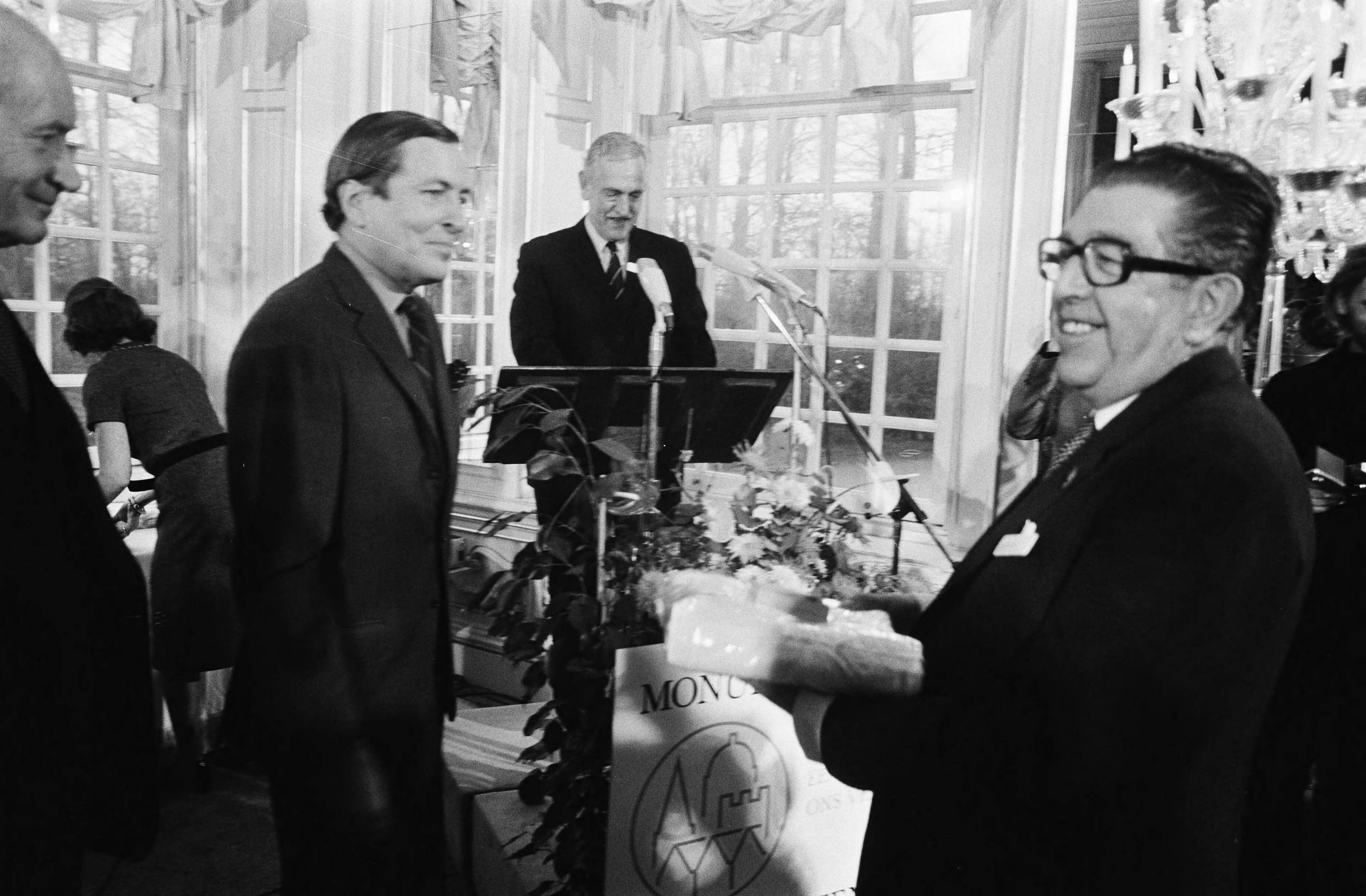 Fotocollectie Anefo — In functie van erevoorzitter Nationaal Comité Monumentenjaar 75 overhandigde Prins Claus aan de burgemeesters van tien gemeenten de nieuw ontworpen Monumentenvlag in Slot van Zeist — Foto: Peters, Hans / Anefo. Licentie: Set B: Rechtenvrij / Publiek Domein. Bron: Nationaal Archief. http://hdl.handle.net/10648/ac5d6574-d0b4-102d-bcf8-003048976d84