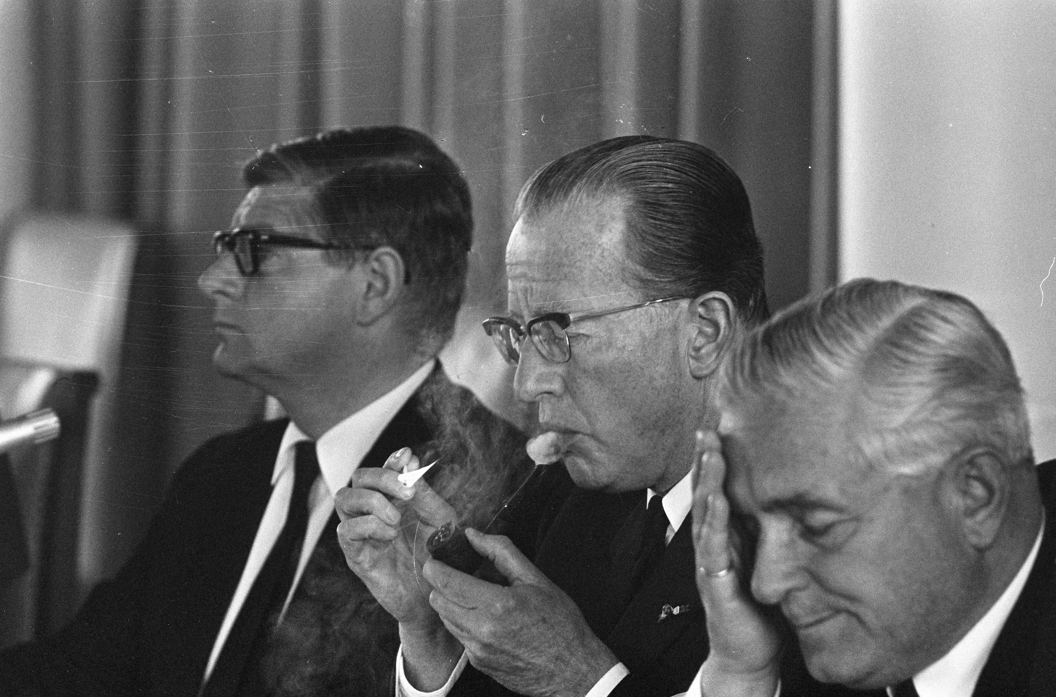 Fotocollectie Anefo — Aandeelhoudersvergadering KLM te Den Haag , achter directietafel v.l.n.r. mr. W. A. Steenstra , Toussaint , mr. Alberda en dr. Van der Wal — Foto: Pot, Harry / Anefo. Licentie: Set B: Rechtenvrij / Publiek Domein. Bron: Nationaal Archief. http://hdl.handle.net/10648/aa69341e-d0b4-102d-bcf8-003048976d84