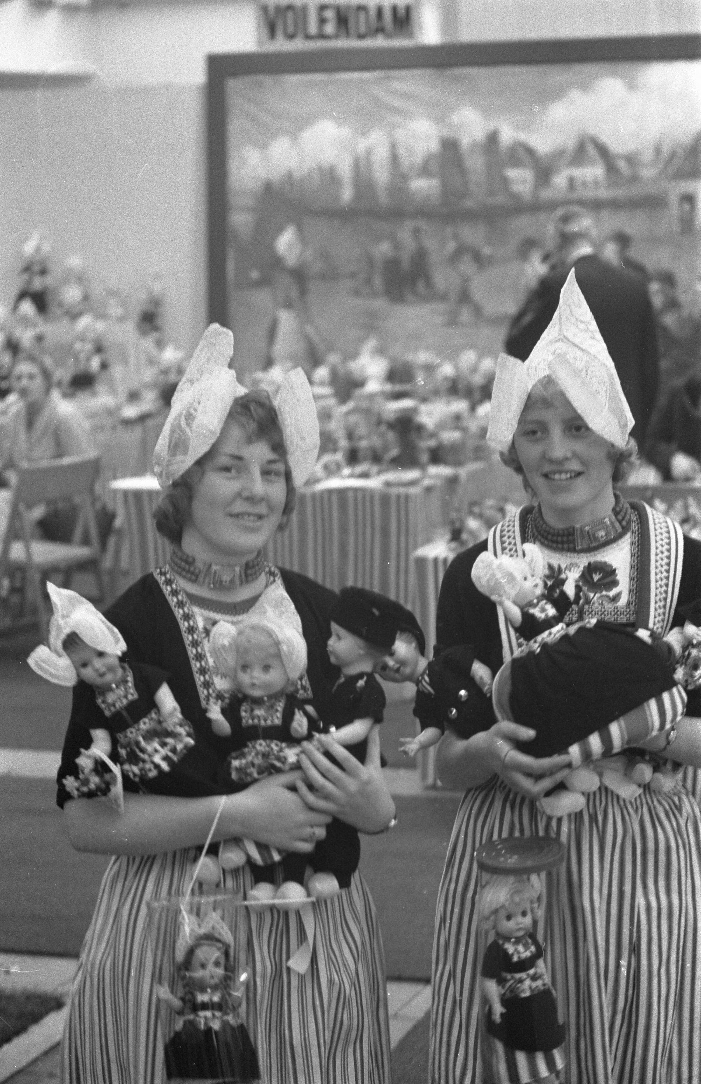 Fotocollectie Anefo — Souveniersvakbeurs in de Beatrix en Irenehal te Utrecht — Foto: Pot, Harry / Anefo. Licentie: Set B: Rechtenvrij / Publiek Domein. Bron: Nationaal Archief. http://hdl.handle.net/10648/a9c4eb70-d0b4-102d-bcf8-003048976d84