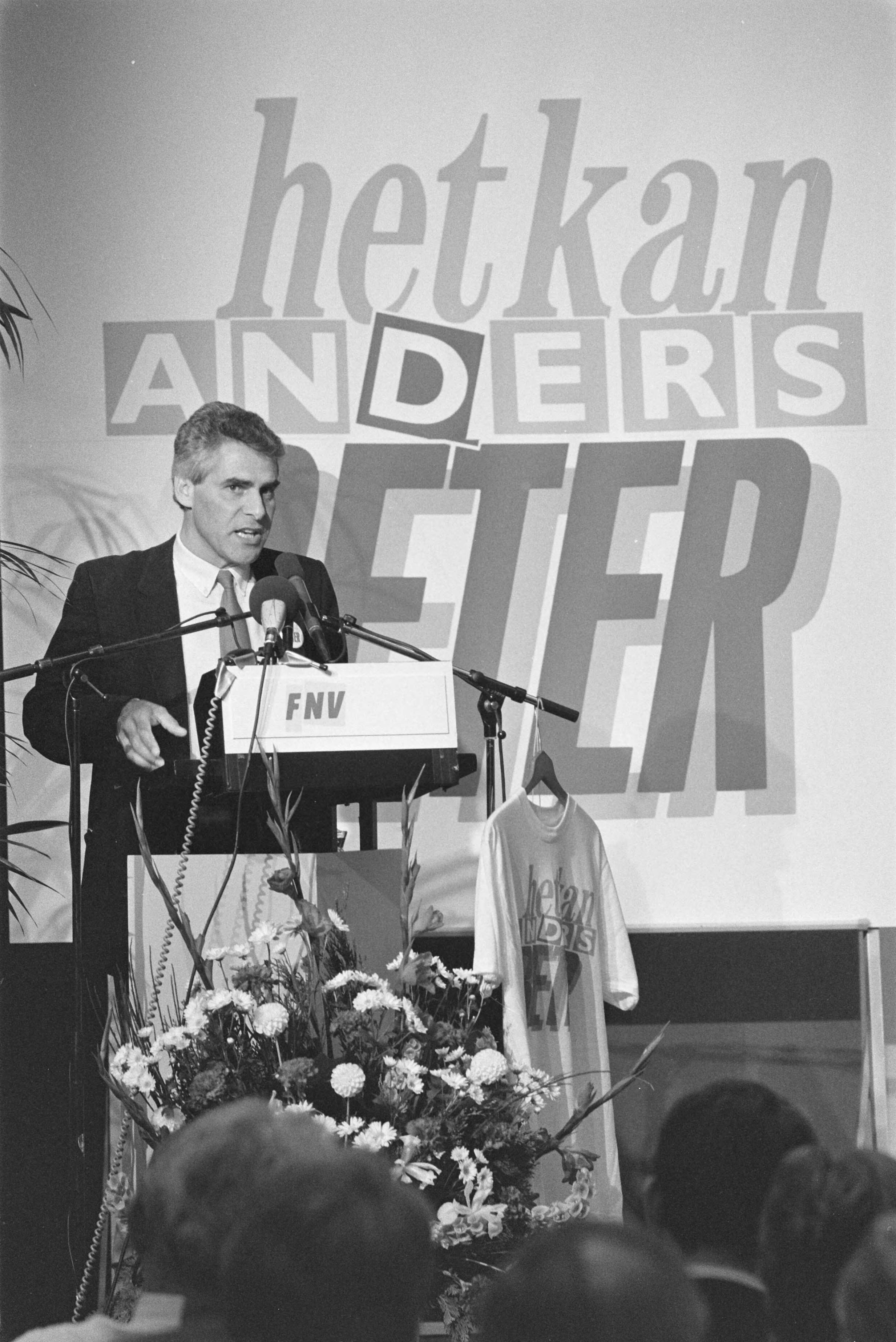 Fotocollectie Anefo — FNV-kaderbijeenkomst in Utrecht i.v.m. campagne "Het kan anders..." — Foto: Croes, Rob C. / Anefo. Licentie: Set B: Rechtenvrij / Publiek Domein. Bron: Nationaal Archief. http://hdl.handle.net/10648/ad6d5140-d0b4-102d-bcf8-003048976d84