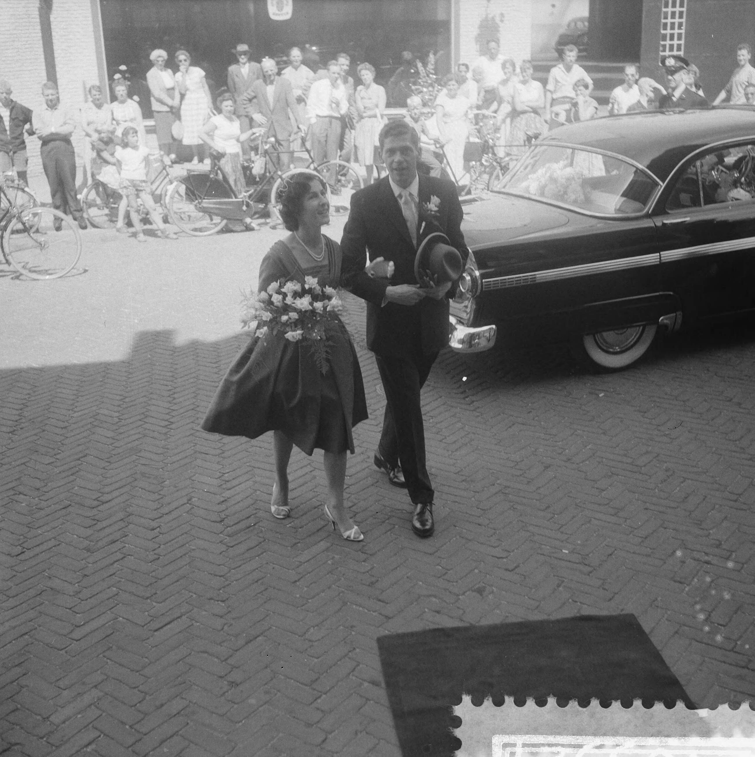 Fotocollectie Anefo — Huwelijk van AVRO-omroepster Ilse Wessel en zanger Jaap Dubbelboer te Baarn — Foto: Noske, J.D. / Anefo. Licentie: Set B: Rechtenvrij / Publiek Domein. Bron: Nationaal Archief. http://hdl.handle.net/10648/a9992e36-d0b4-102d-bcf8-003048976d84