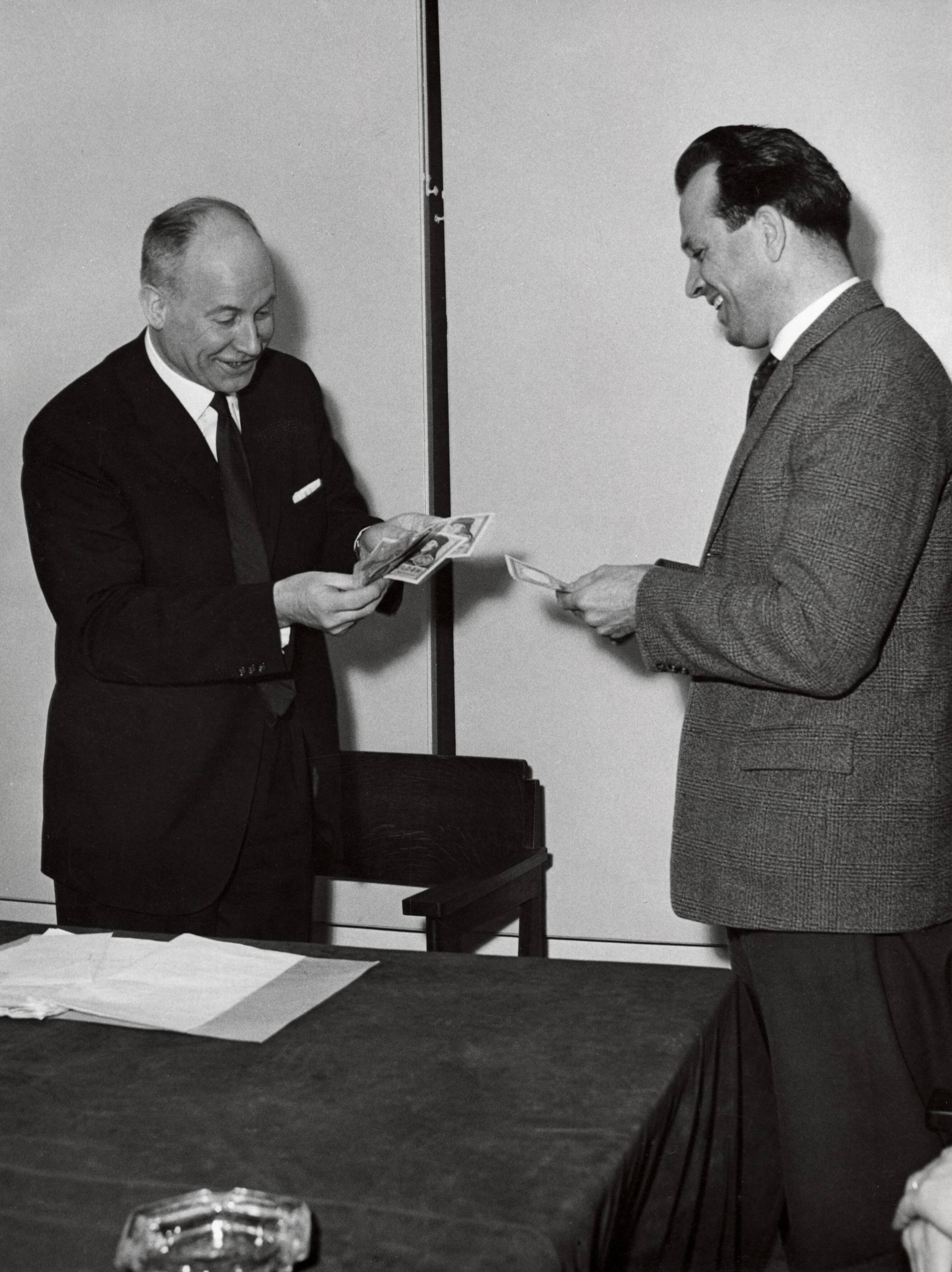 Collectie nader te bepalen — Serie: Ideeënbus. Het uitsnijden van het te reproduceren deel van de dia's, voordat deze worden gescand. Kleurmonteur Eshuis — Foto: Vermeer, J.M. / Spaarnestad Photo (05887). Licentie: Set B: Rechtenvrij / Publiek Domein. Bron: Nationaal Archief. http://hdl.handle.net/10648/35429da6-3b47-a382-e063-6df0900a6686