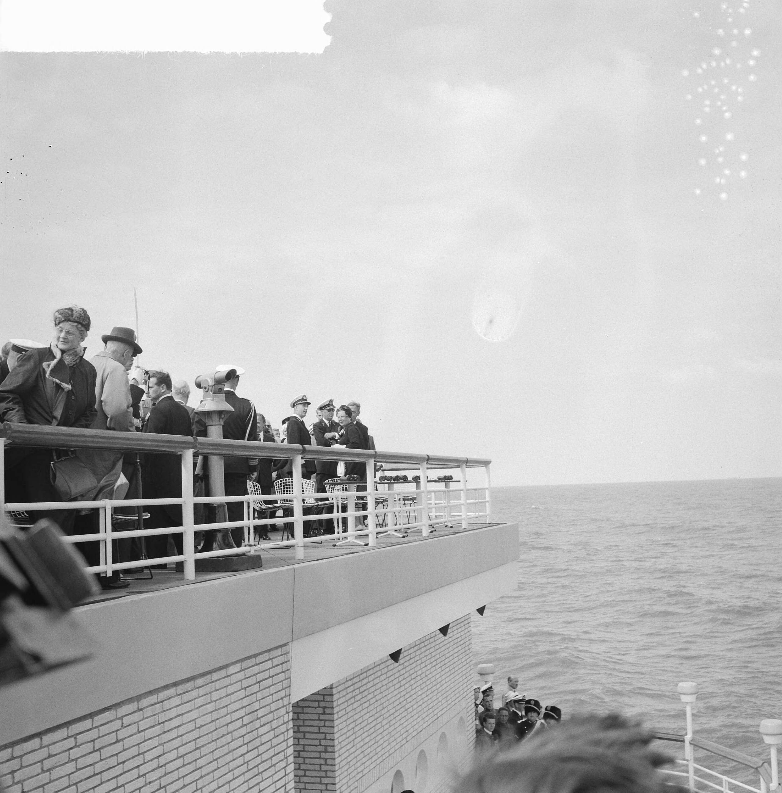 Fotocollectie Anefo — Vlootschouw Scheveningen. Koningin Juliana en prins Bernhard op de Pier — Foto: Lindeboom, Henk / Anefo. Licentie: Set B: Rechtenvrij / Publiek Domein. Bron: Nationaal Archief. http://hdl.handle.net/10648/a9dbca70-d0b4-102d-bcf8-003048976d84