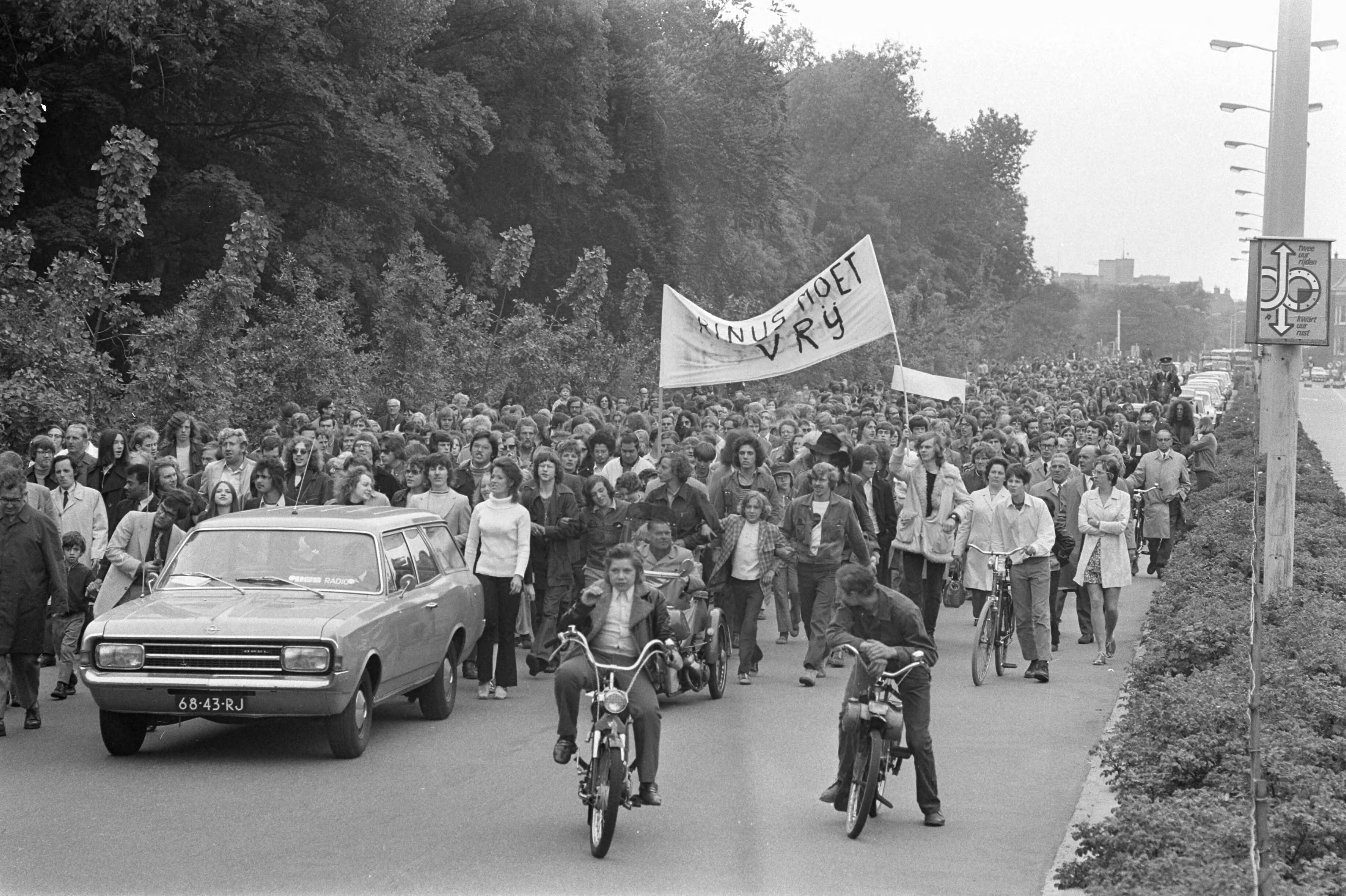 Demonstratie voor vrijlating Rinus Wehman Den Haag — Betogers op weg naar het huis van minister van Defensie Den Toom — Foto: Fotograaf Onbekend / Anefo. Licentie: Set B: Rechtenvrij / Publiek Domein. Bron: Nationaal Archief. http://hdl.handle.net/10648/abc2d89c-d0b4-102d-bcf8-003048976d84