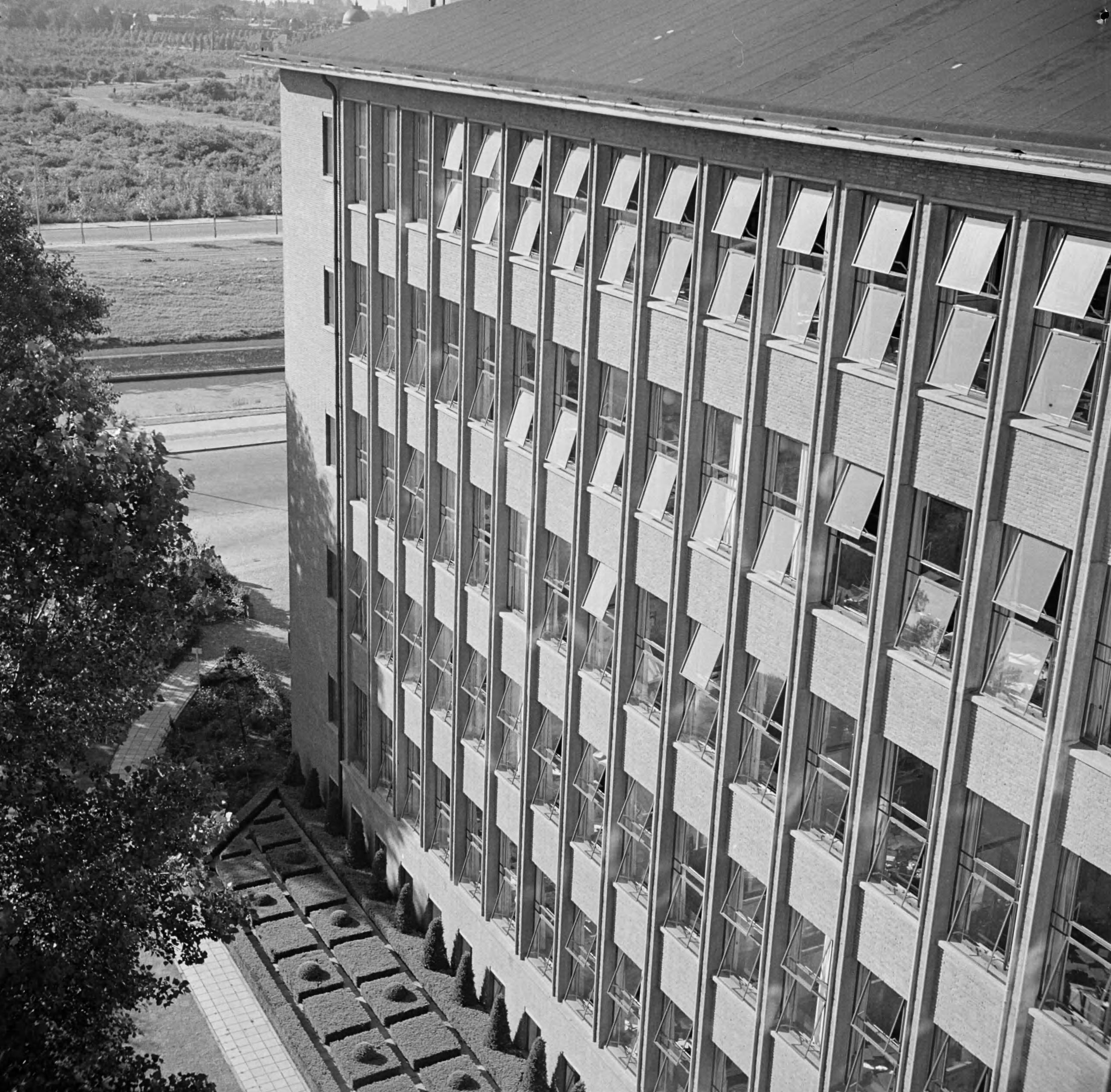 Fotocollectie Van de Poll — KLM hoofdkantoor te Den Haag — Foto: Poll, Willem van de. Licentie: Set B: Rechtenvrij / Publiek Domein. Bron: Nationaal Archief. http://hdl.handle.net/10648/aeec8b8a-d0b4-102d-bcf8-003048976d84