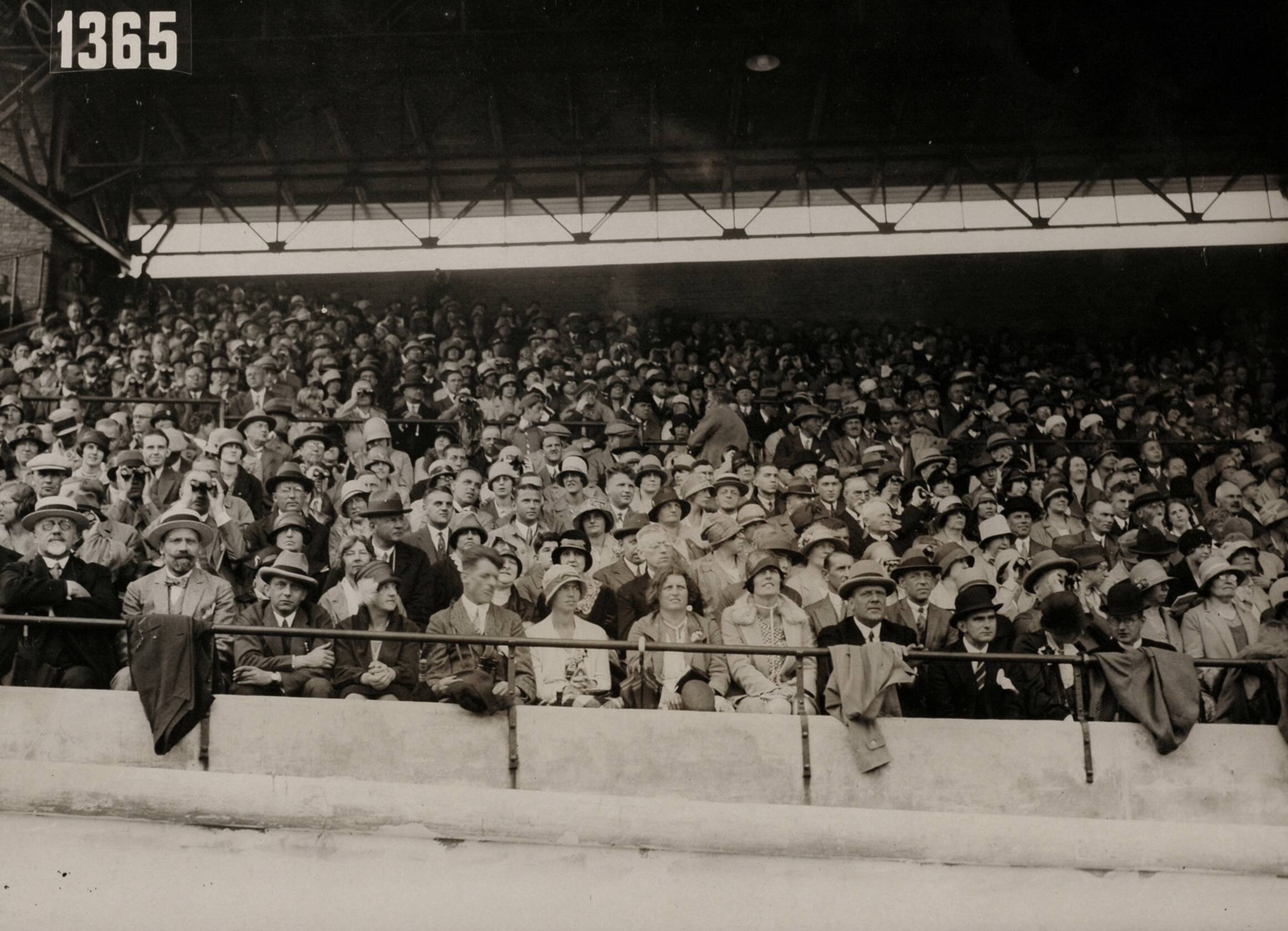 Sport — Sport. Olympische Spelen 1928 Amsterdam, Nederland : Toeschouwers op de tribune van het olympisch stadion. — Foto: Fotograaf Onbekend / Algemeen Fotobureau Amsterdam / Spaarnestad Photo (05887). Licentie: Set B: Rechtenvrij / Publiek Domein. Bron: Nationaal Archief. http://hdl.handle.net/10648/35429da6-d56e-a382-e063-6df0900a6686