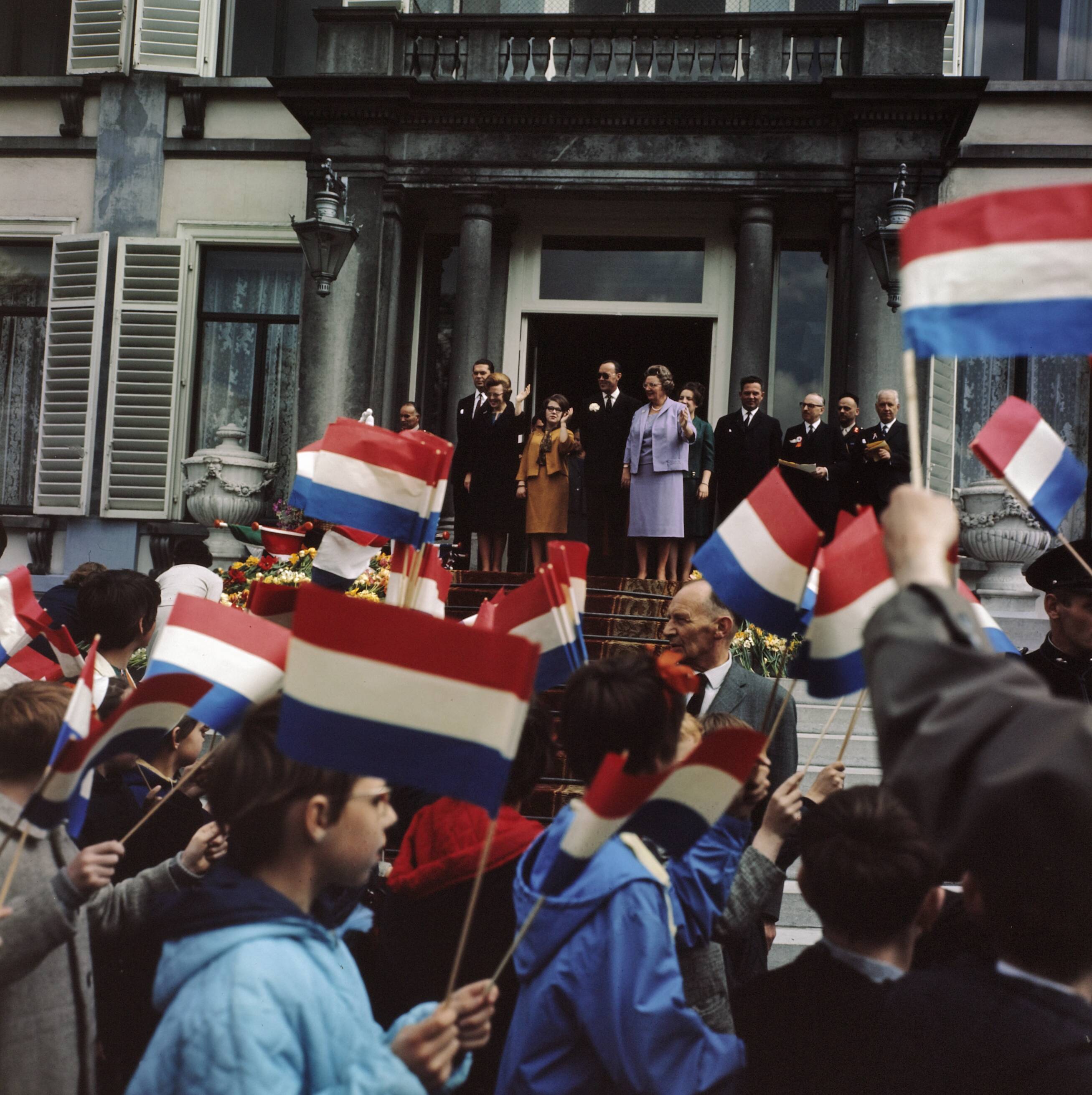 Fotocollectie Anefo — Koninginnedag 1964. Defilé paleis Soestdijk — Foto: Fotograaf Onbekend / Anefo. Licentie: Set B: Rechtenvrij / Publiek Domein. Bron: Nationaal Archief. http://hdl.handle.net/10648/ad8c4dc0-d0b4-102d-bcf8-003048976d84