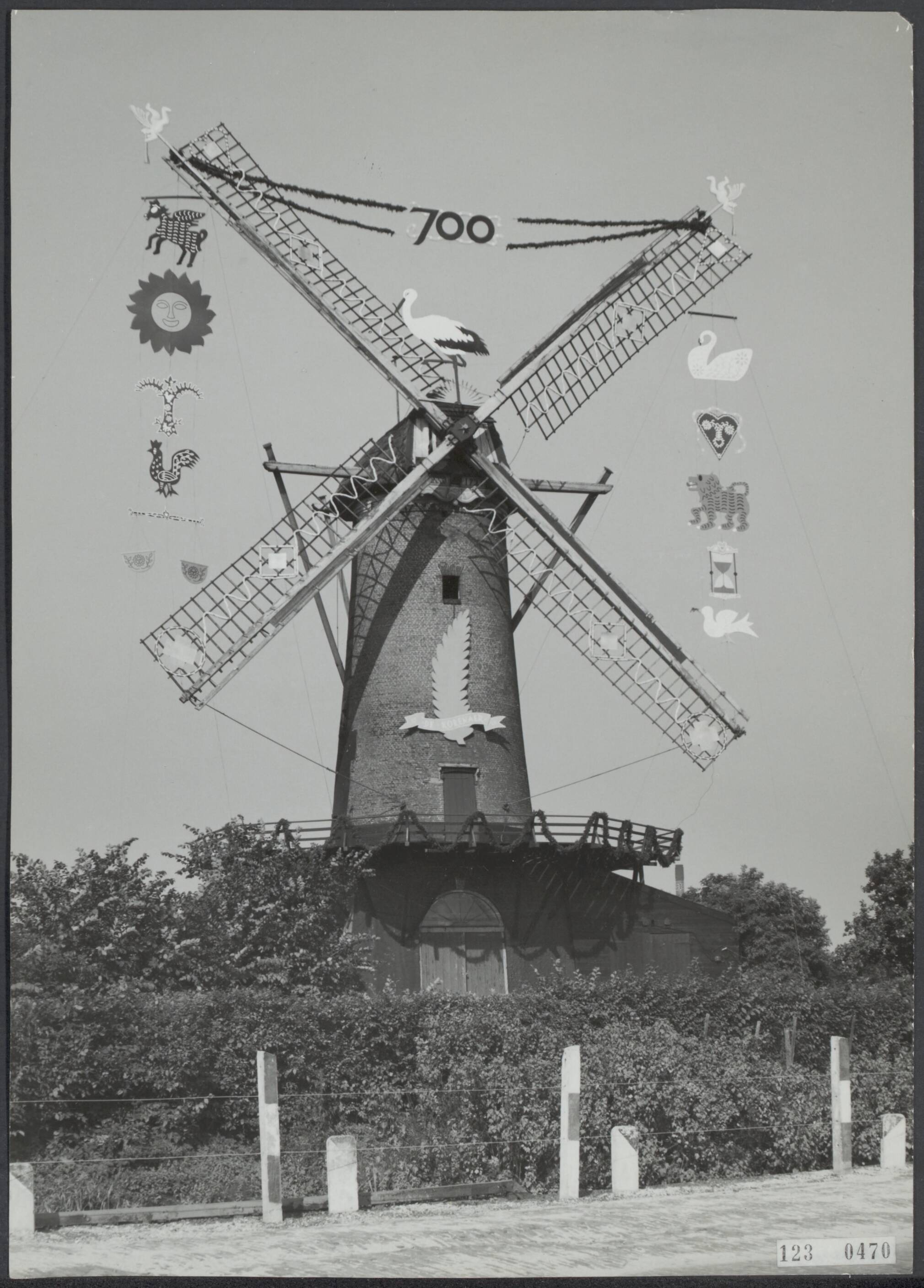 Fotocollectie Rijksvoorlichtingsdienst Eigen — Loosduinen, korenmolen De Korenaer / Prins Maurits in feesttooi t.g.v. 700 jaar 's-Gravenhage — Foto: Fotodienst Gemeente Den Haag. Licentie: Set B: Rechtenvrij / Publiek Domein. Bron: Nationaal Archief. http://hdl.handle.net/10648/af2e0394-d0b4-102d-bcf8-003048976d84