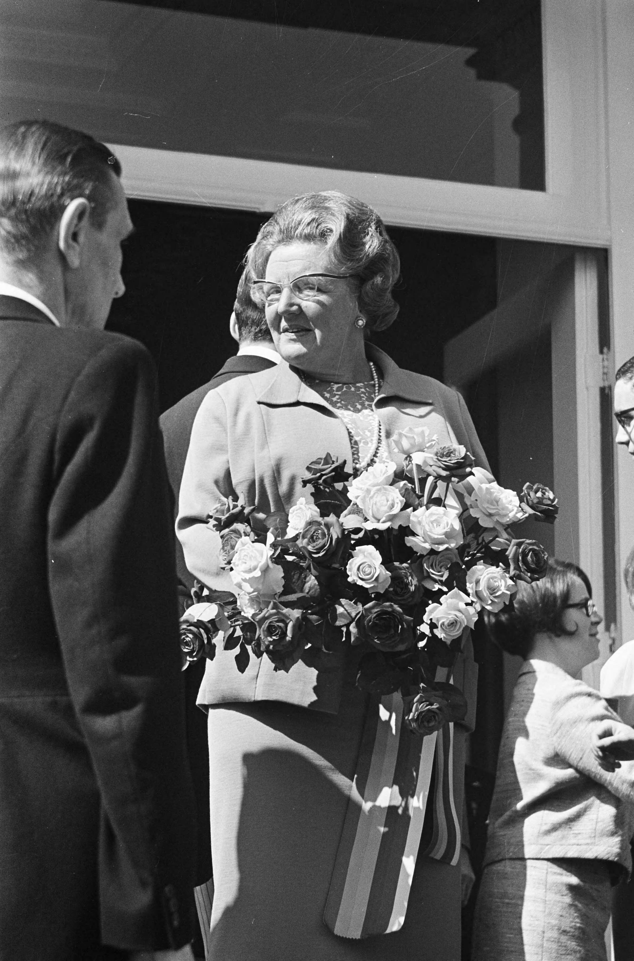 Koninginnedag 1966 — Koningin Juliana ontvangt bloemen — Foto: Fotograaf Onbekend / Anefo. Licentie: Set B: Rechtenvrij / Publiek Domein. Bron: Nationaal Archief. http://hdl.handle.net/10648/aae7d8a0-d0b4-102d-bcf8-003048976d84