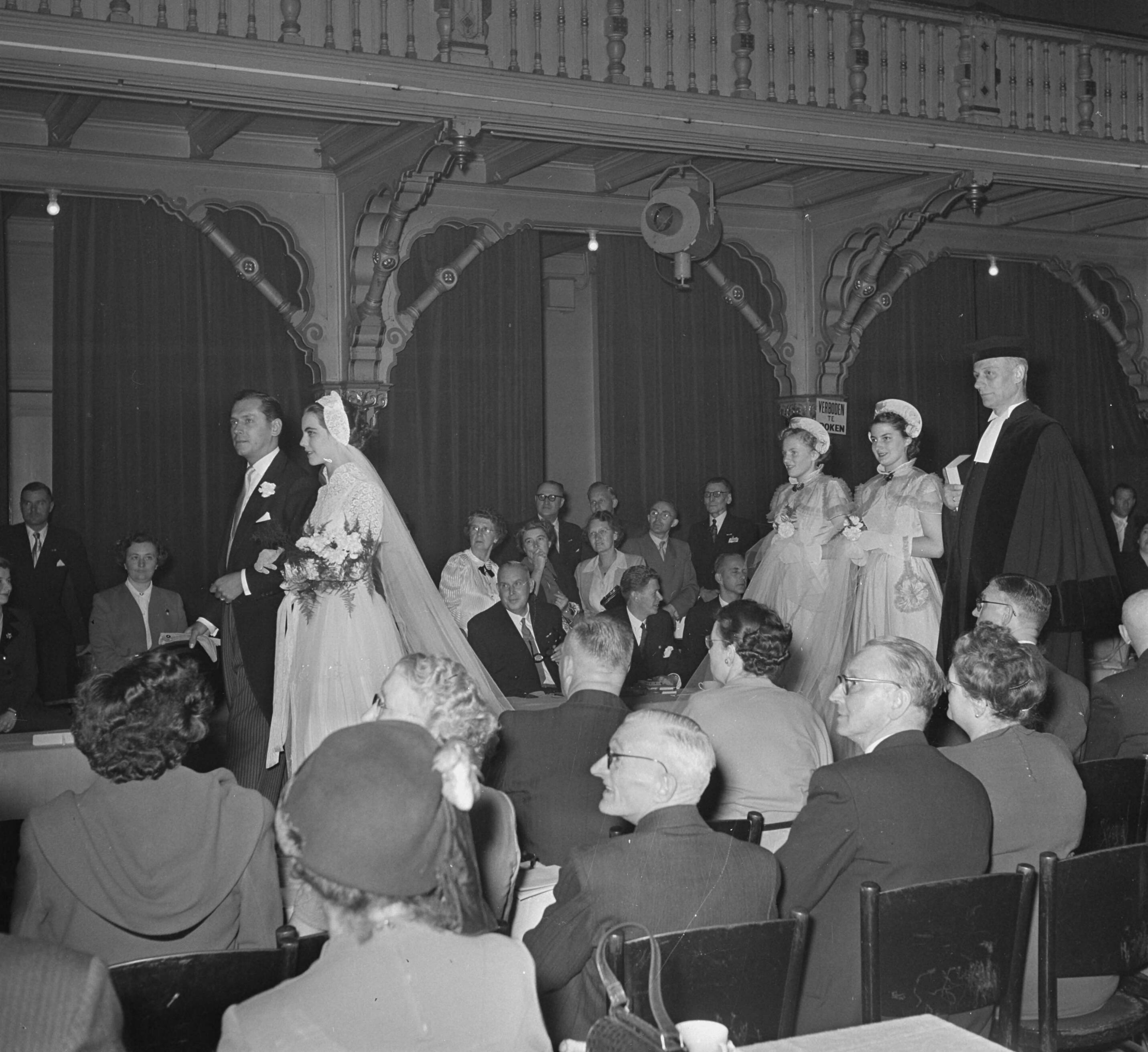 Fotocollectie Anefo — 1e Nationale Show van Dames- en Herenmaatkleding te Den Haag — Foto: Noske, J.D. / Anefo. Licentie: Set B: Rechtenvrij / Publiek Domein. Bron: Nationaal Archief. http://hdl.handle.net/10648/a90048e2-d0b4-102d-bcf8-003048976d84