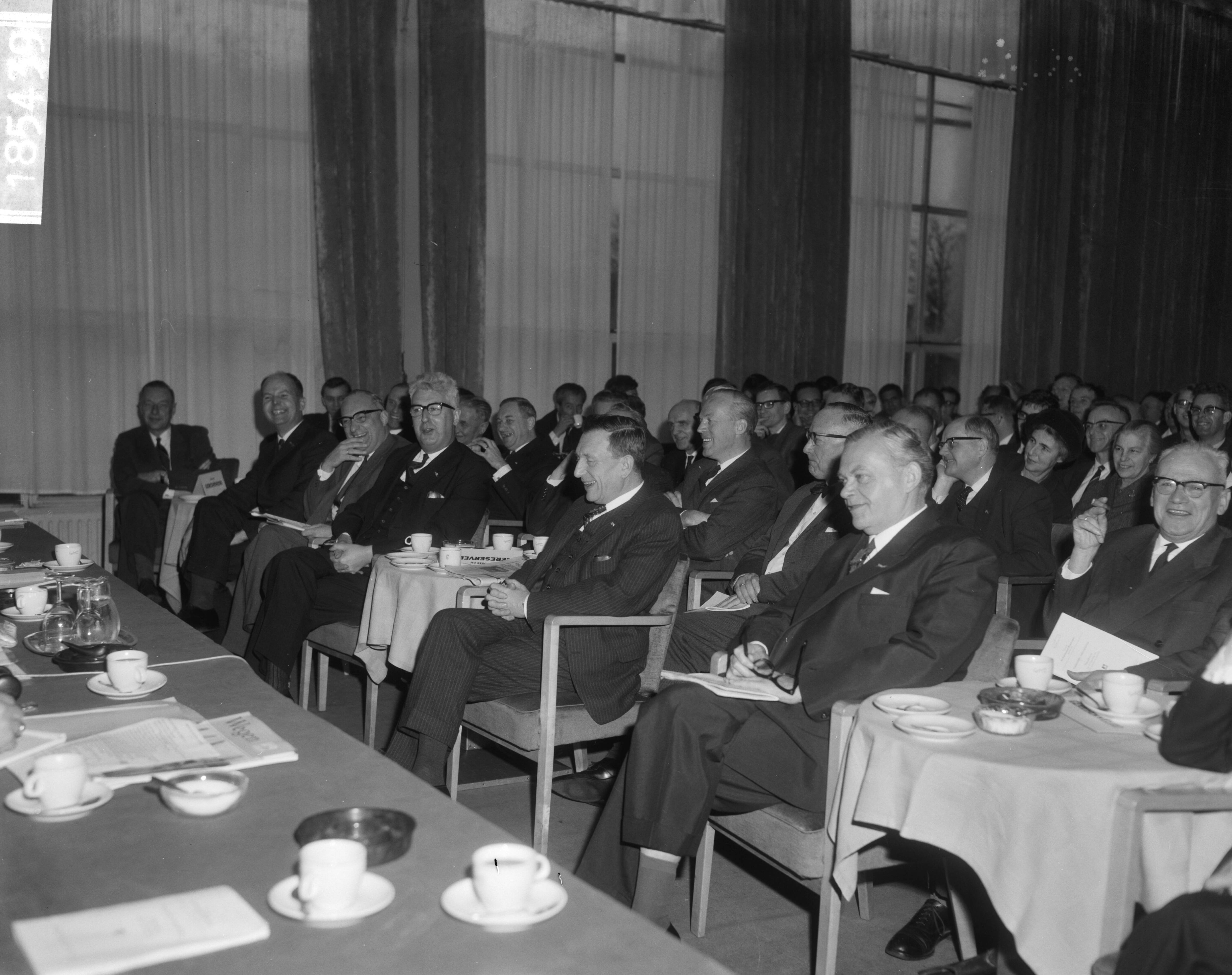Fotocollectie Anefo — Verening Nederlandse Wegen Congres, bijeenkomst gehouden Utrecht, Minister Suurhof en Minister Smallenboek — Foto: Bilsen, Joop van / Anefo. Licentie: Set B: Rechtenvrij / Publiek Domein. Bron: Nationaal Archief. http://hdl.handle.net/10648/aad189b0-d0b4-102d-bcf8-003048976d84