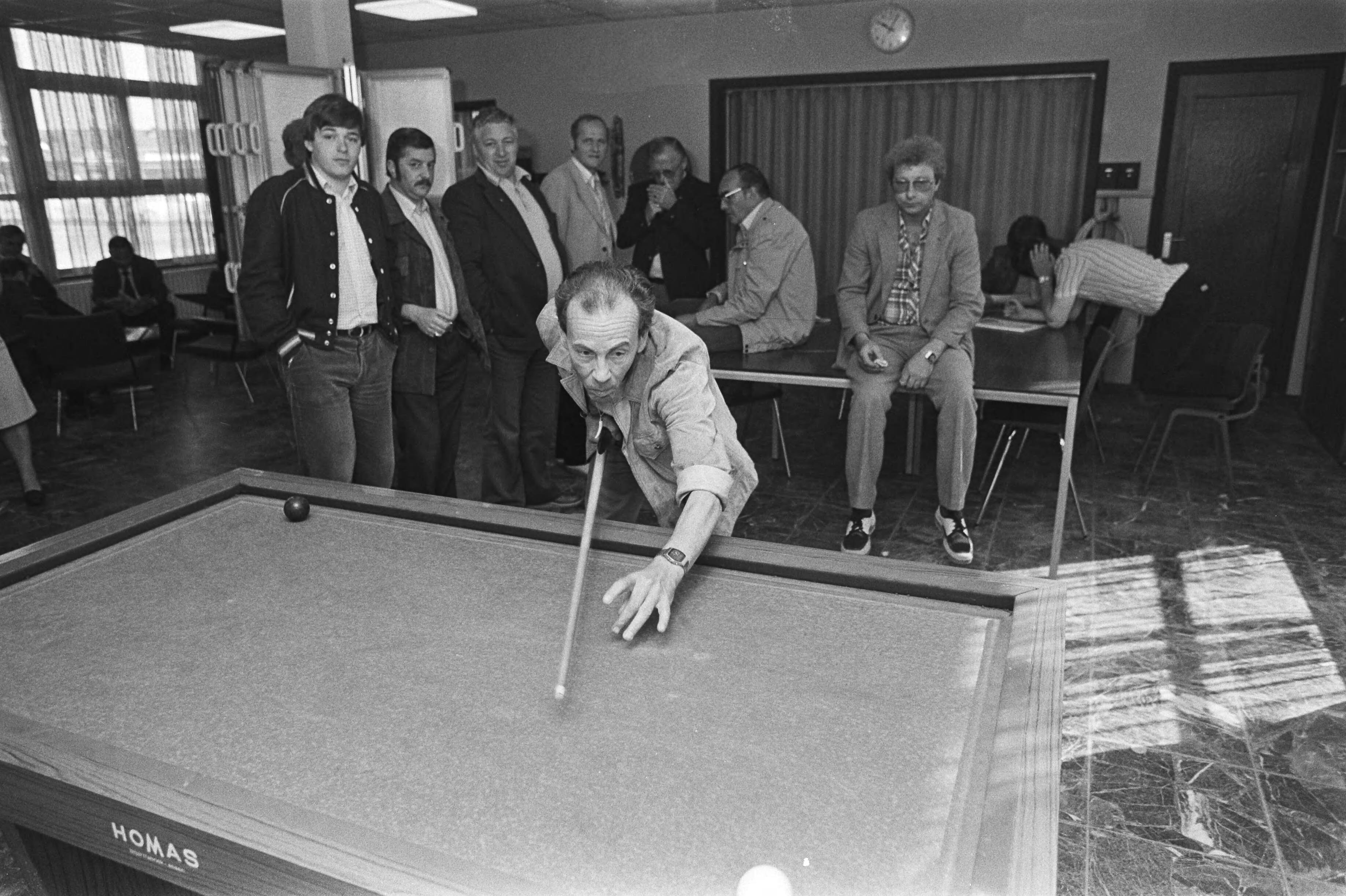 Fotocollectie Anefo — Staking HTM in Den Haag duurt voort, biljartende en pratende buschauffeurs — Foto: Dijk, Hans van / Anefo. Licentie: Set B: Rechtenvrij / Publiek Domein. Bron: Nationaal Archief. http://hdl.handle.net/10648/acfbecf8-d0b4-102d-bcf8-003048976d84