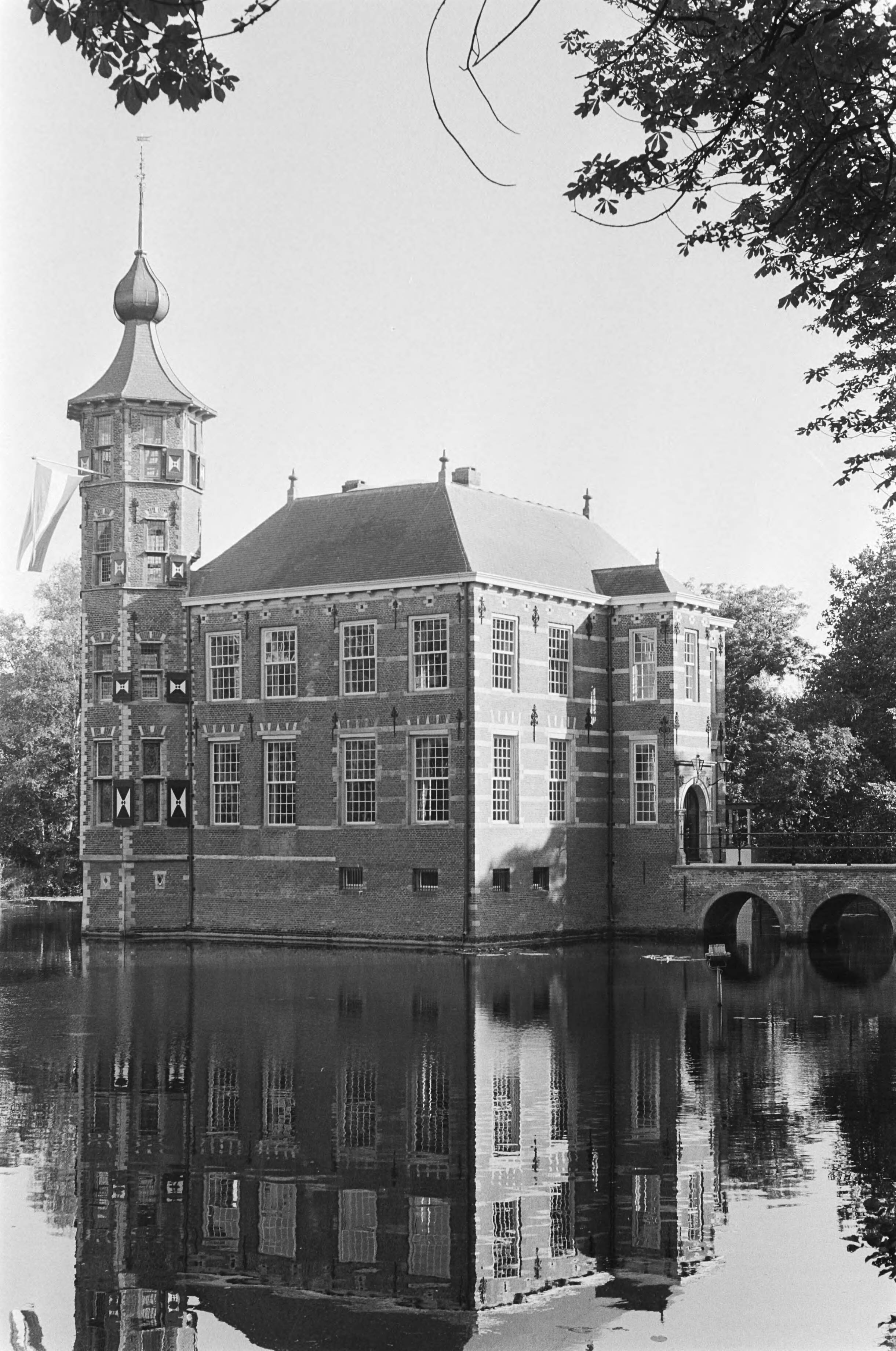 Fotocollectie Anefo — Prins Claus opent gerestaureerd kasteel Bouvigne te Breda — Foto: Suyk, Koen / Anefo. Licentie: Set B: Rechtenvrij / Publiek Domein. Bron: Nationaal Archief. http://hdl.handle.net/10648/aca28ff0-d0b4-102d-bcf8-003048976d84
