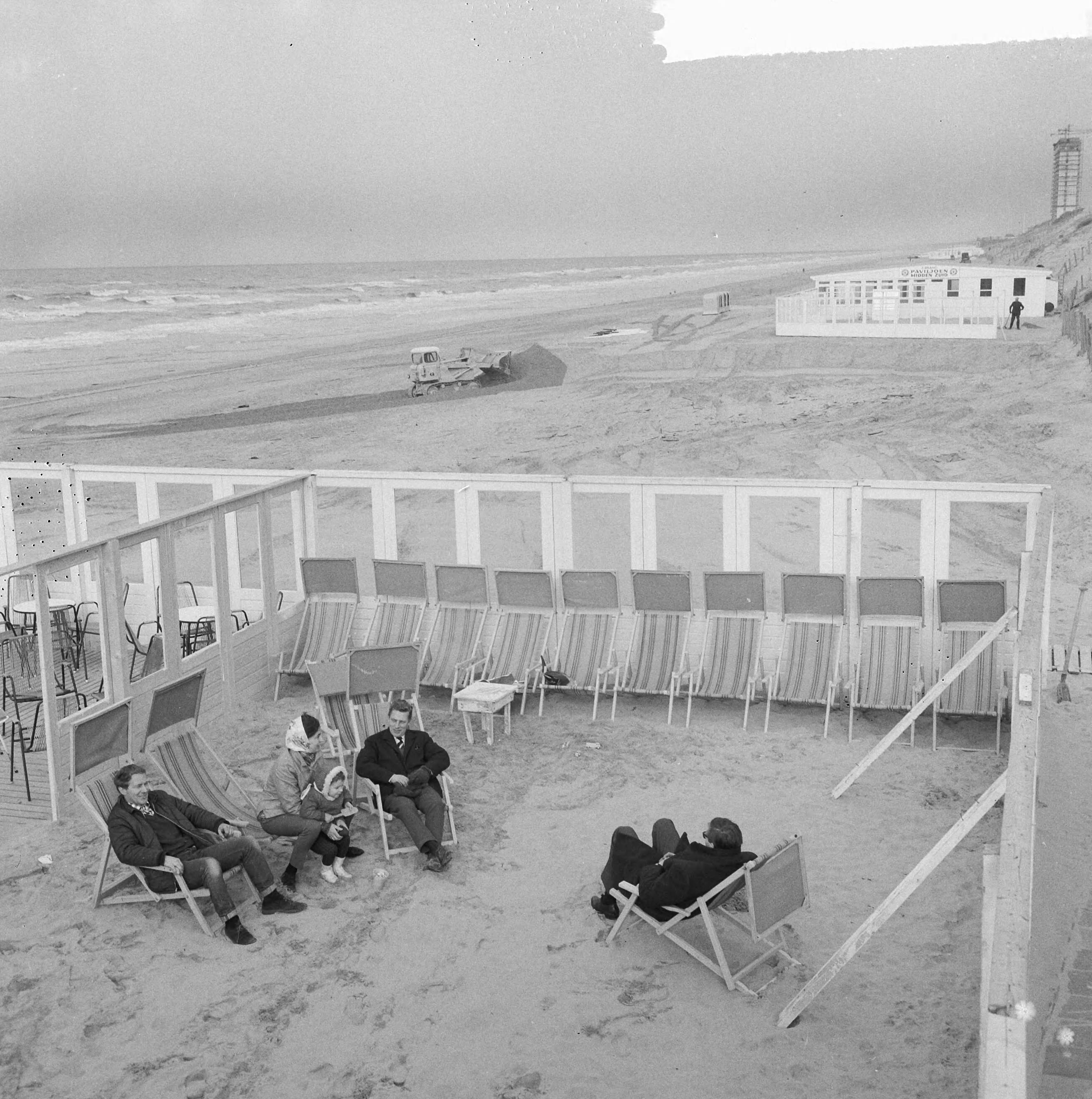 Fotocollectie Anefo — Strandstoelen gaan weer het strand op, mensen op terrasje — Foto: Nijs, Jac. de / Anefo. Licentie: Set B: Rechtenvrij / Publiek Domein. Bron: Nationaal Archief. http://hdl.handle.net/10648/aa954a4a-d0b4-102d-bcf8-003048976d84