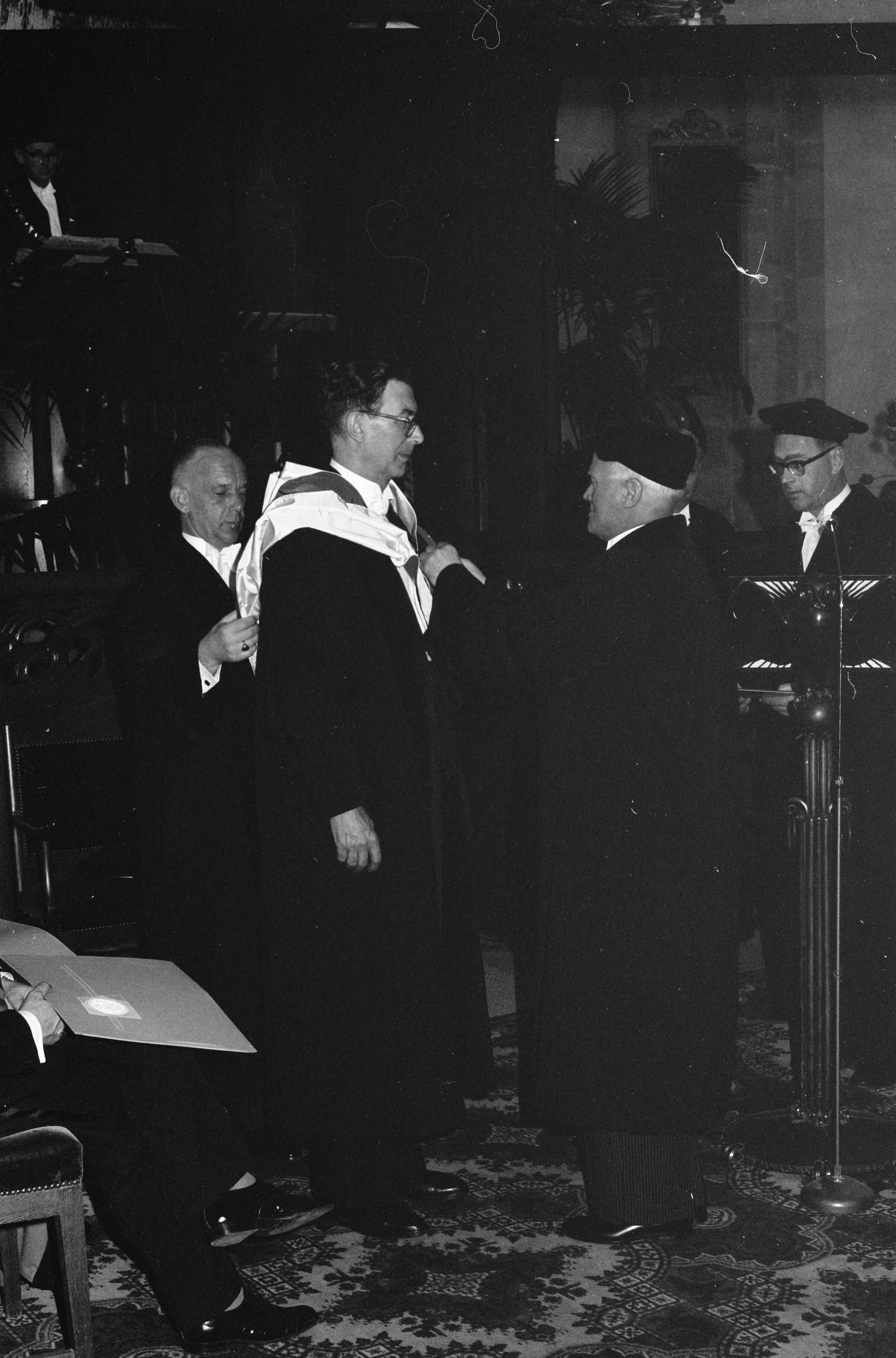Fotocollectie Anefo — Eredoctoraten verleend door de Utrechtse universiteit ter gelegenheid van 65-jarig bestaan. Prof. dr. Hans van Werveke krijgt een eredoctoraat — Foto: Pot, Harry / Anefo. Licentie: Set B: Rechtenvrij / Publiek Domein. Bron: Nationaal Archief. http://hdl.handle.net/10648/a9d0df20-d0b4-102d-bcf8-003048976d84