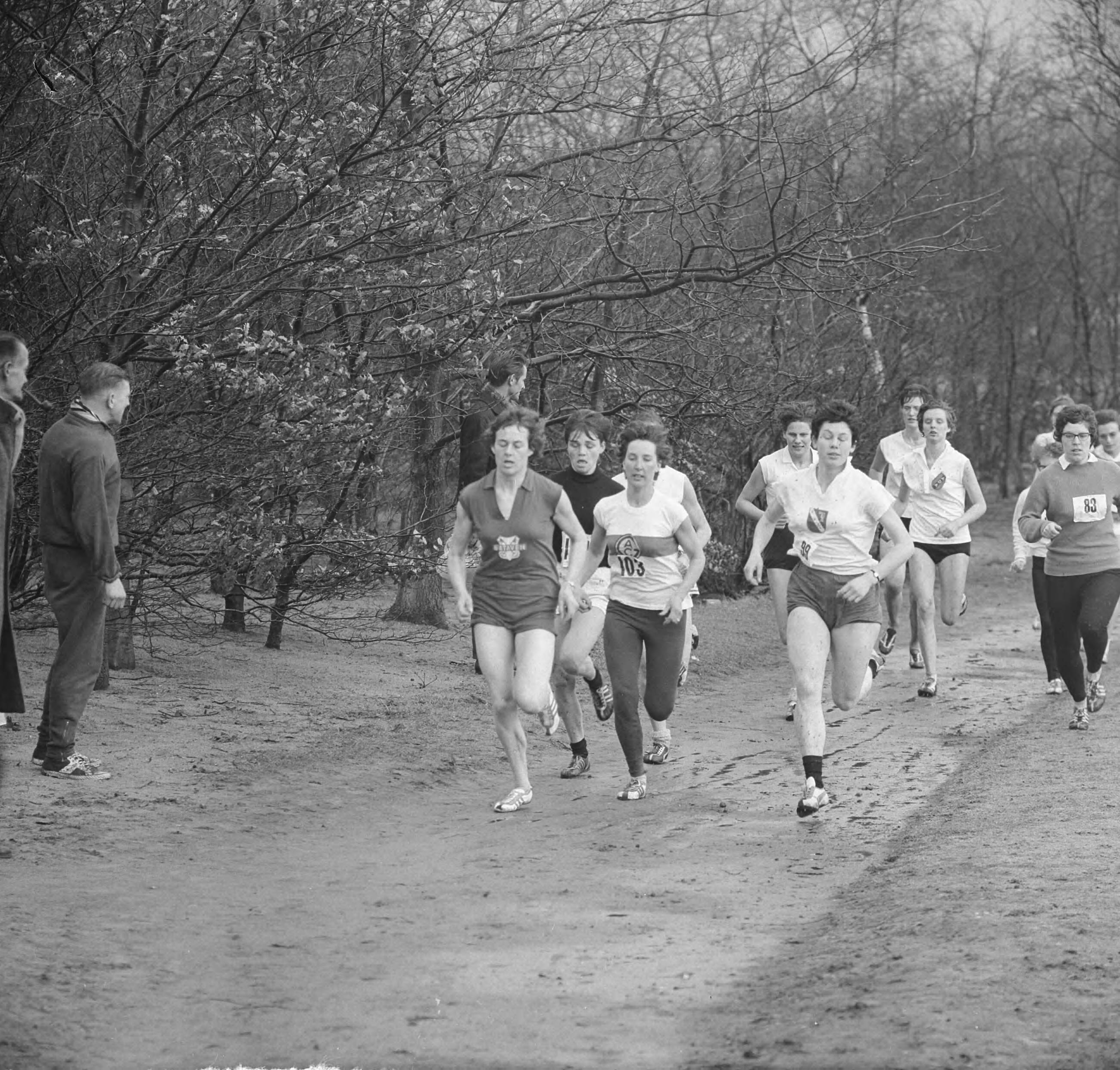 Fotocollectie Anefo — Maple Leaf Bosloop in Hilversum, bij de dames won Gerda Kraan, hier links voorop — Foto: Nijs, Jac. de / Anefo. Licentie: Set B: Rechtenvrij / Publiek Domein. Bron: Nationaal Archief. http://hdl.handle.net/10648/aa2d34dc-d0b4-102d-bcf8-003048976d84