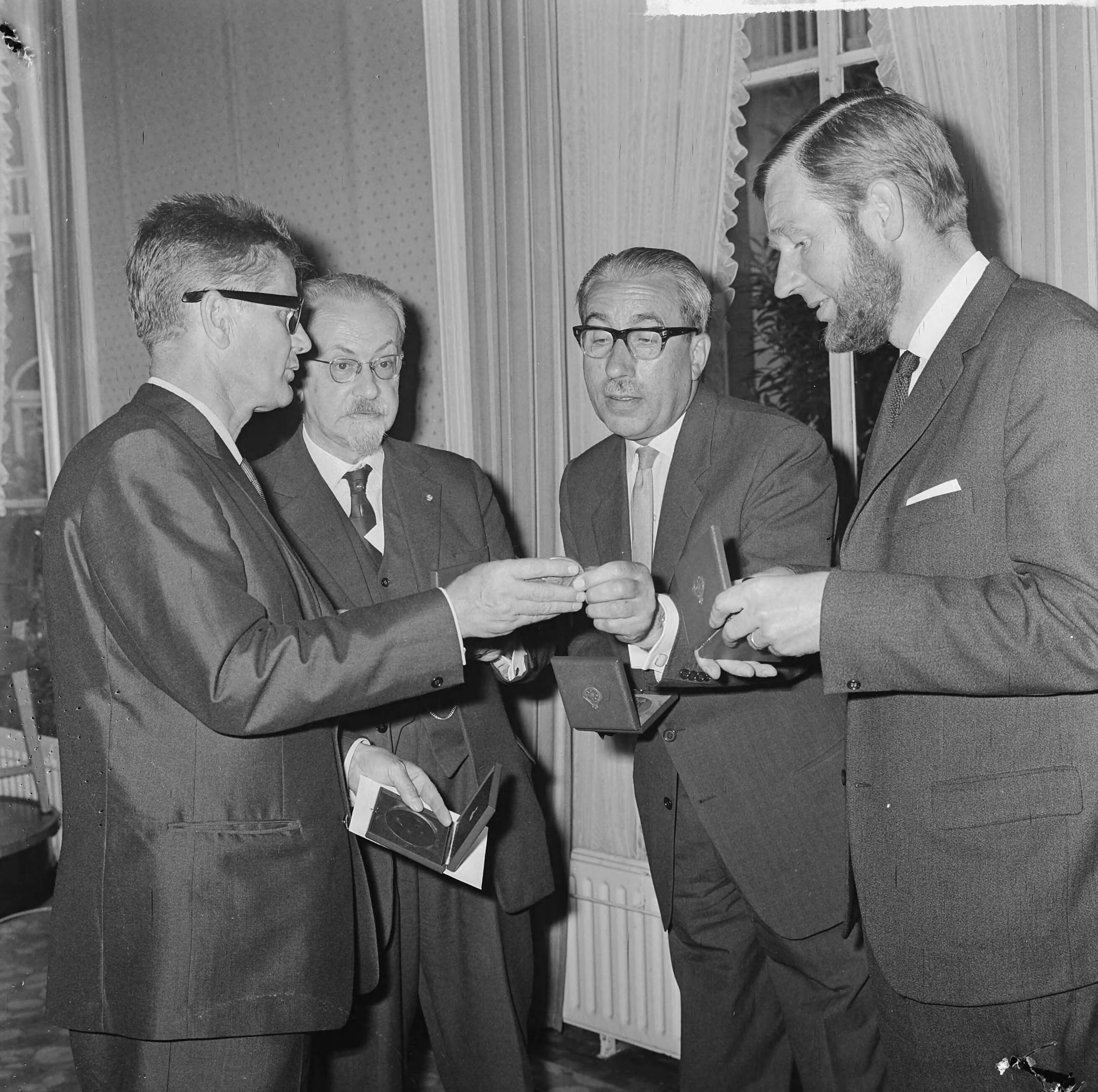 Fotocollectie Anefo — ANWB-prijzen voor publicistische prestaties te Den Haag na de prijsuitreiking Cas Oorthuys , de vader van schrijver Alfred Kossman , Leonard Huizinga en Hattum — Foto: Koch, Eric / Anefo. Licentie: Set B: Rechtenvrij / Publiek Domein. Bron: Nationaal Archief. http://hdl.handle.net/10648/aa6aea34-d0b4-102d-bcf8-003048976d84