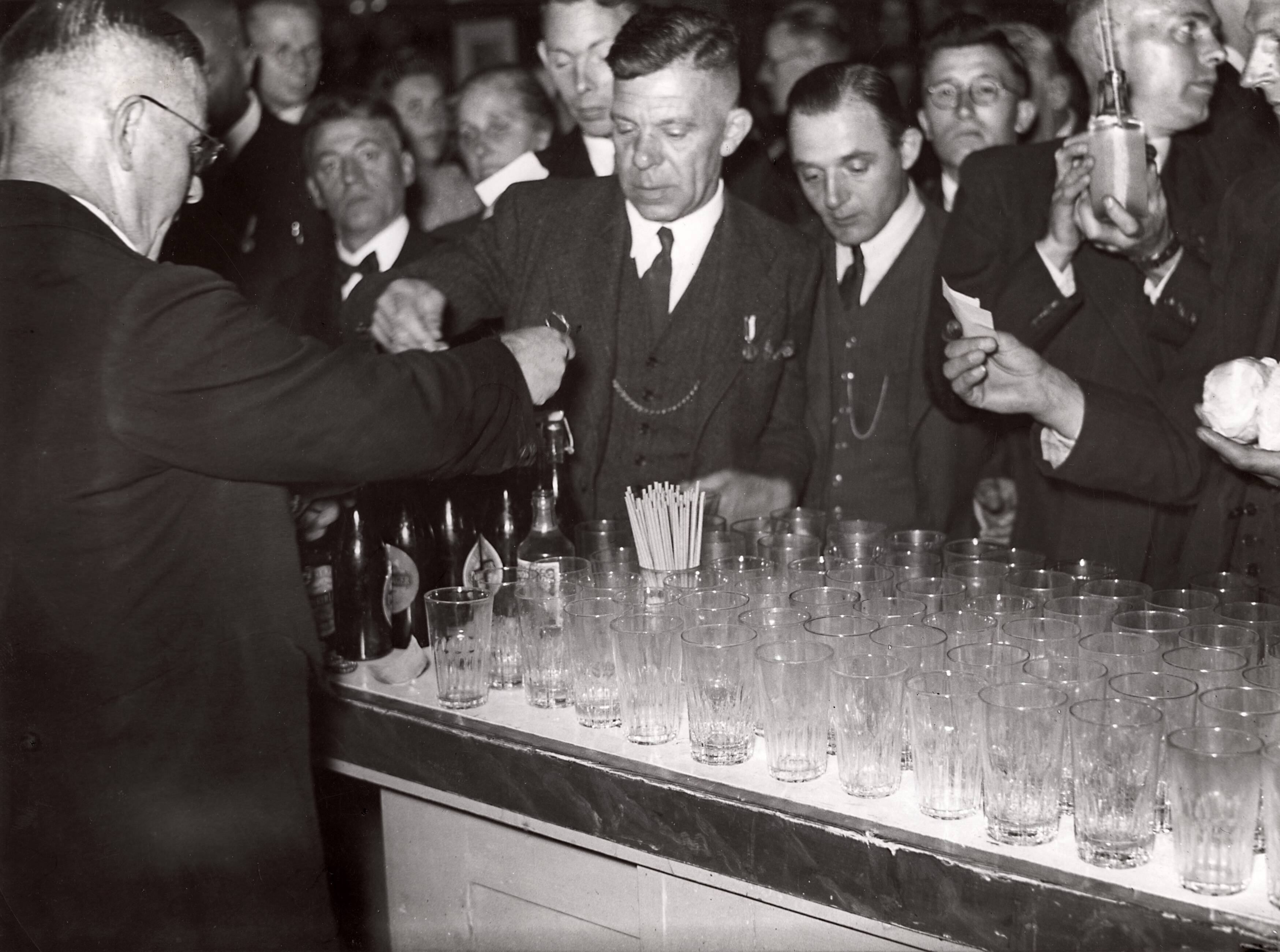 Drukkerij Spaarnestad — [40-jarig jubileum N.V. De Spaarnestad] [Feestavond in het Stadsschouwburg van Haarlem] [drank halen bij het buffet] — Foto: Fotograaf Onbekend / Fotobureau onbekend / Spaarnestad Photo (05887). Licentie: Set B: Rechtenvrij / Publiek Domein. Bron: Nationaal Archief. http://hdl.handle.net/10648/35429da6-39f3-a382-e063-6df0900a6686