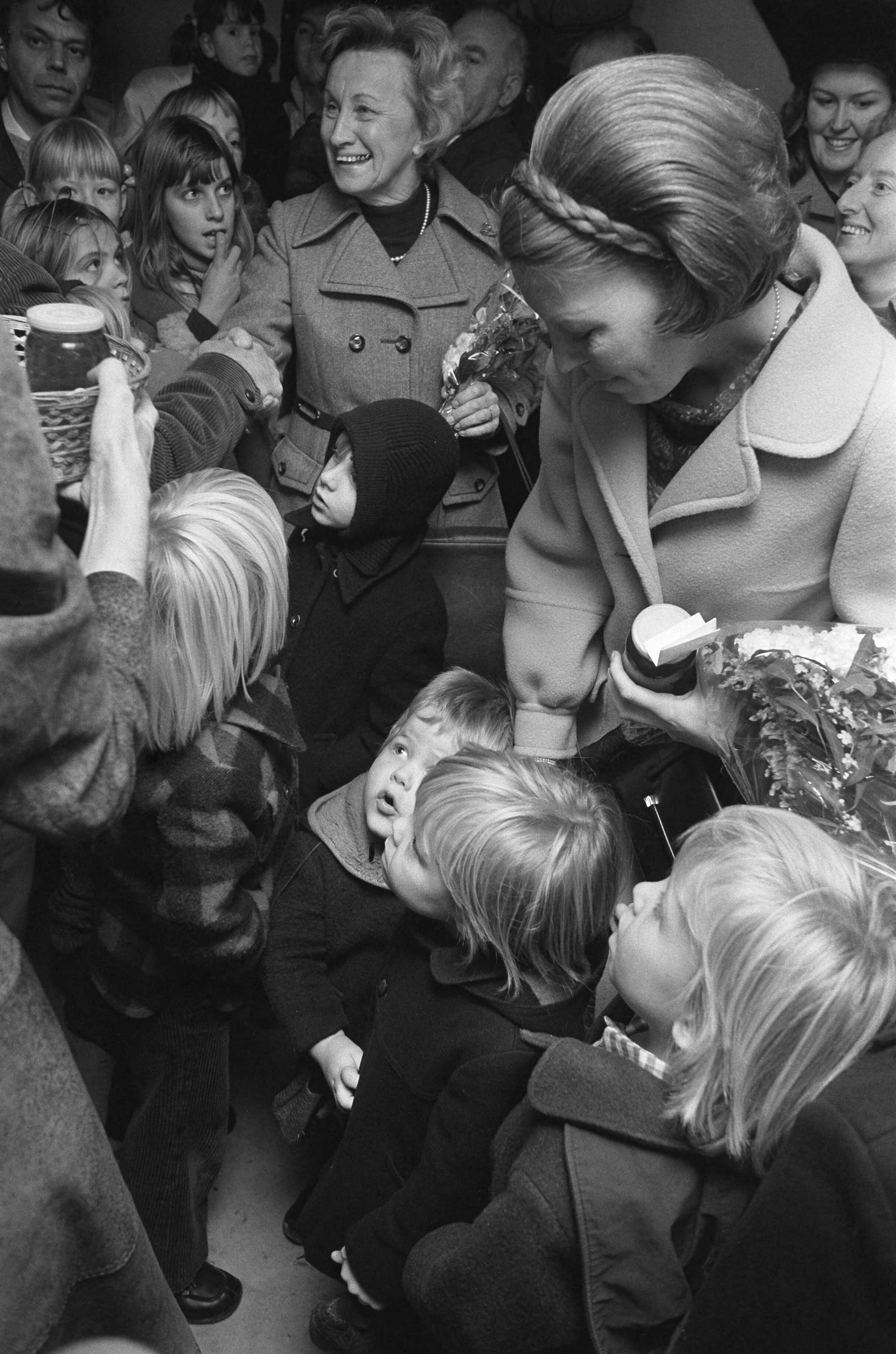 Prinses Beatrix en Prins Claus met hun kinderen bij de opening van kinderboerderij "De Vrije Teugel" in Soest — Prinses Beatrix met haar kinderen — Foto: Fotograaf Onbekend / Anefo. Licentie: Set B: Rechtenvrij / Publiek Domein. Bron: Nationaal Archief. http://hdl.handle.net/10648/ac3ca9ce-d0b4-102d-bcf8-003048976d84