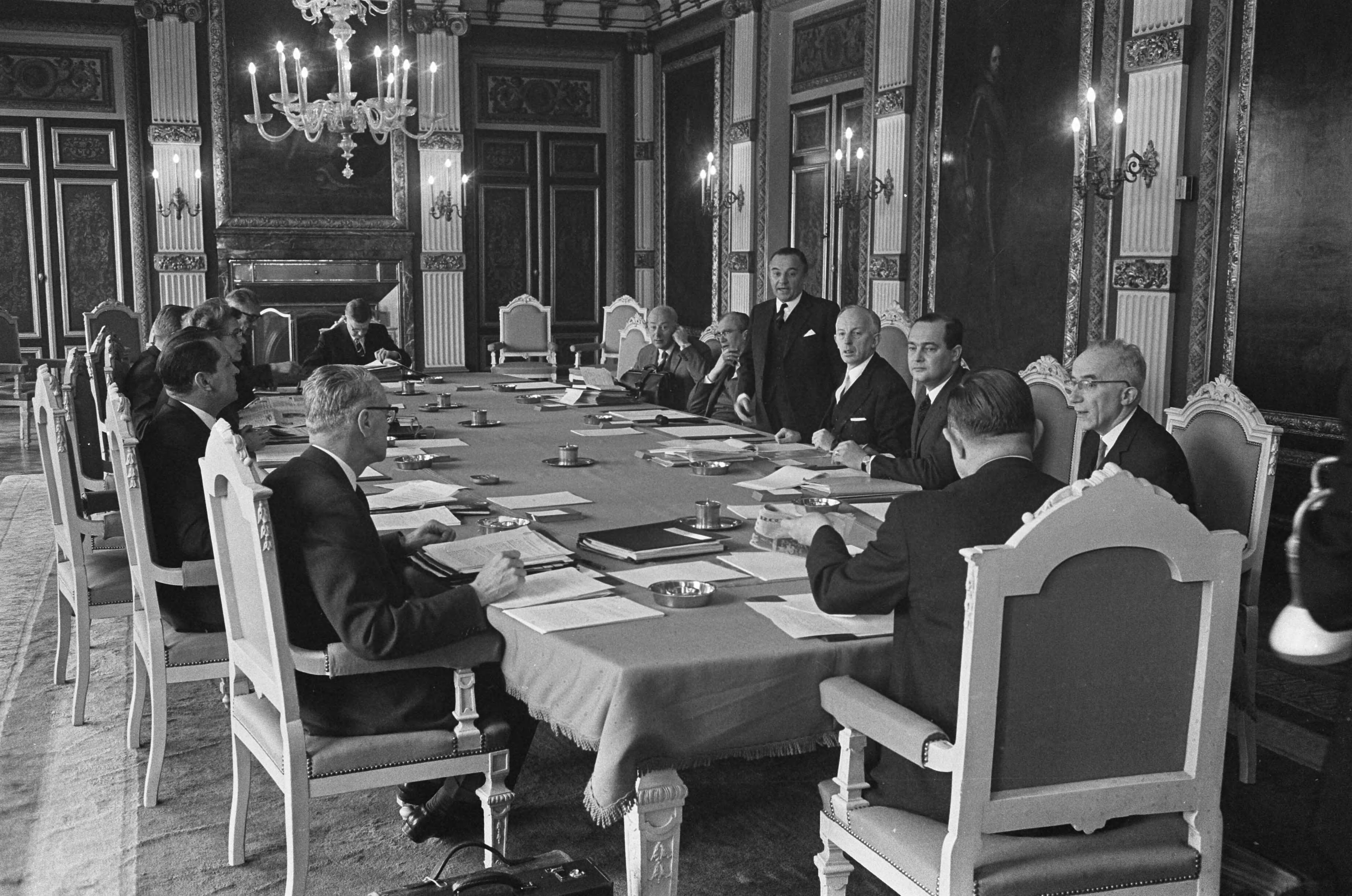 Fotocollectie Anefo — Ministerraad bijeen in de Treveszaal Den Haag , achter tafel v.l.n.r. Bakker, Witteveen, st. De Jong , Middelburg (secr.), Merckelbach (Notulist), Polak, links — Foto: Koch, Eric / Anefo. Licentie: Set B: Rechtenvrij / Publiek Domein. Bron: Nationaal Archief. http://hdl.handle.net/10648/ab14e5fc-d0b4-102d-bcf8-003048976d84