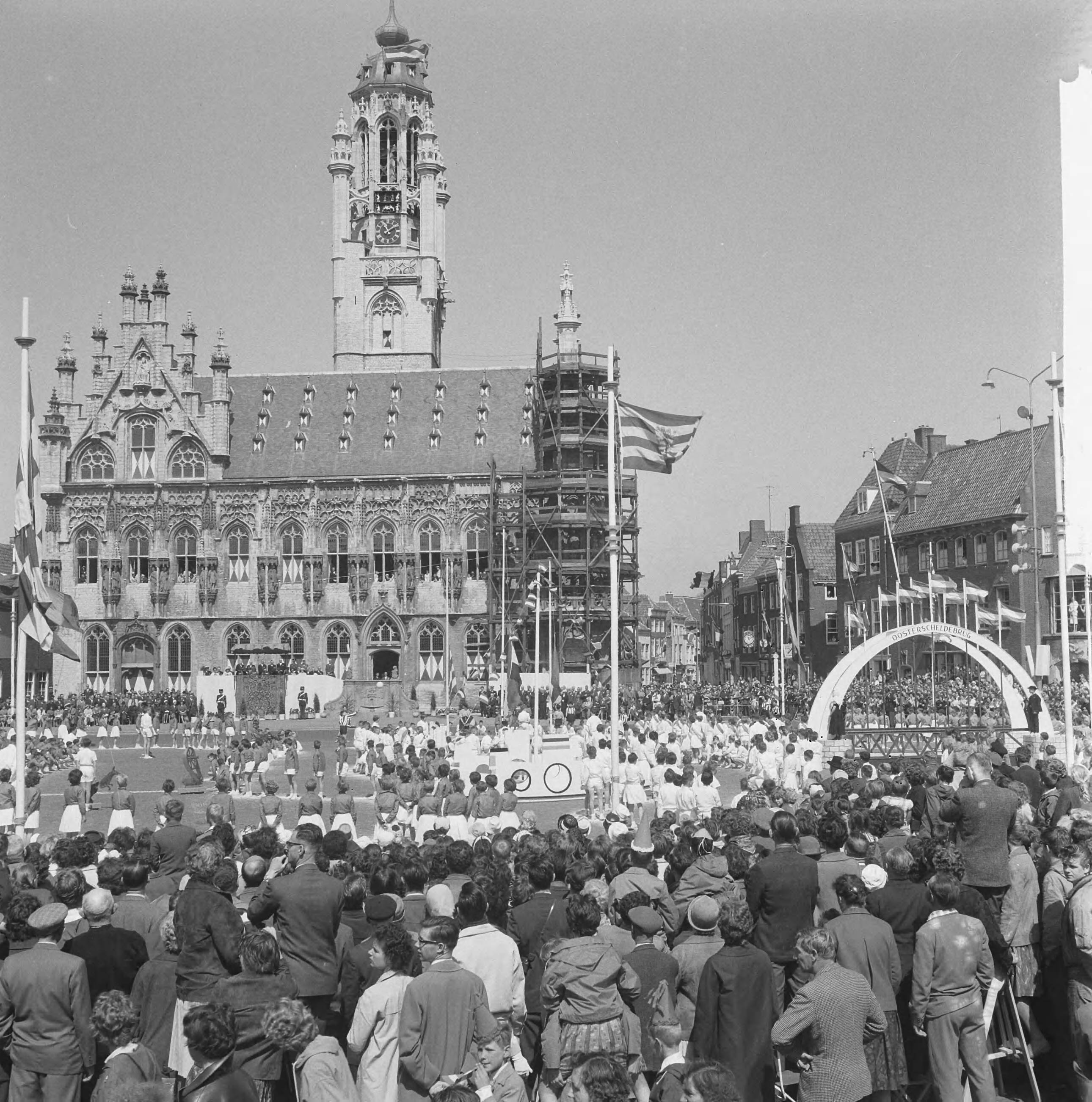Koninklijk bezoek aan Zeeland (1962) — Koninklijke bezoek aan Middelburg — Foto: Nijs, Jac. de / Anefo. Licentie: Set B: Rechtenvrij / Publiek Domein. Bron: Nationaal Archief. http://hdl.handle.net/10648/aa07501e-d0b4-102d-bcf8-003048976d84