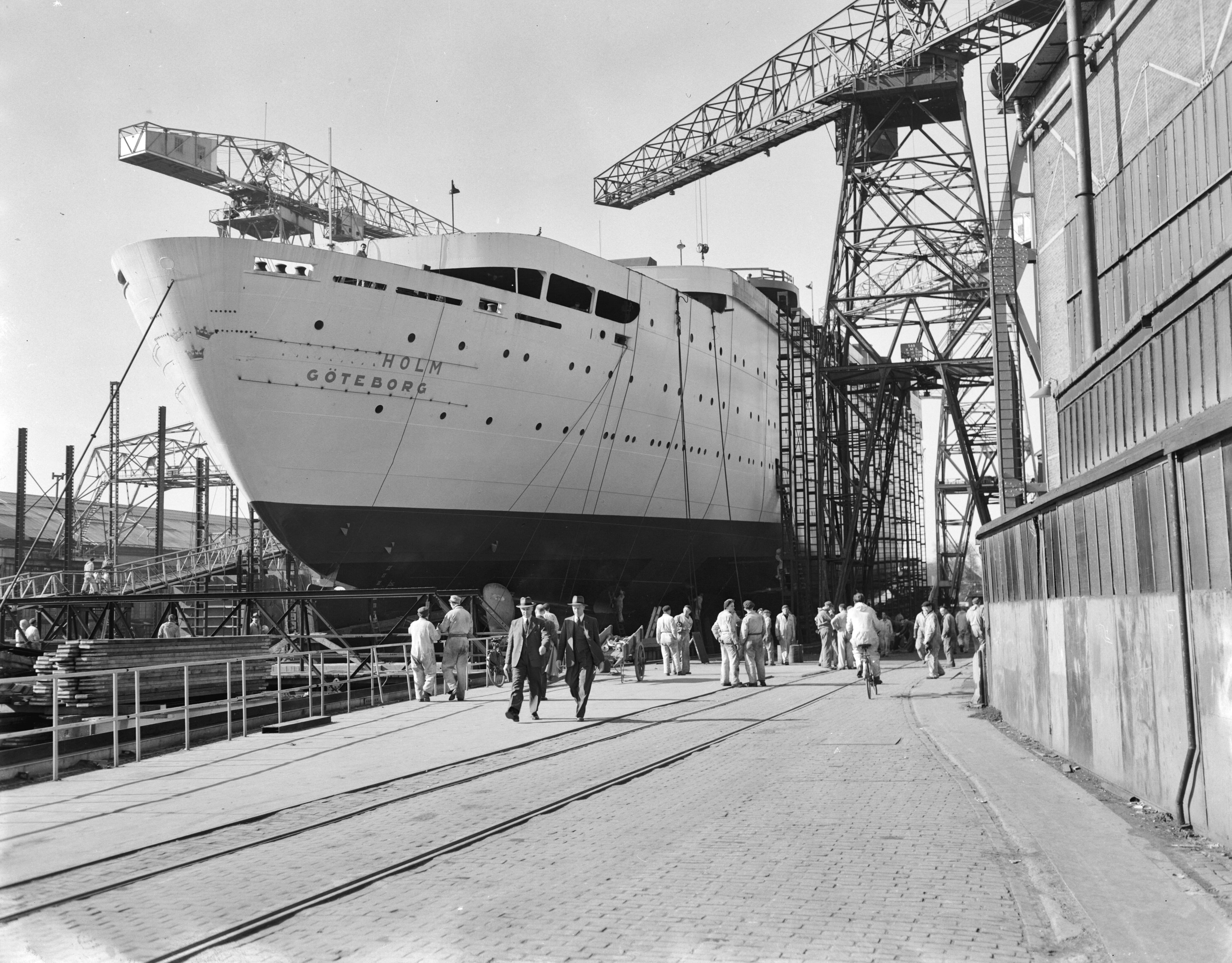 Tewaterlating Zweeds schip "Kungsholm" bij De Schelde te Vlissingen — Voorbereidingen voor de tewaterlating van het passagiersschip "Kungsholm" bij de Koninklijke Maatschappij De Schelde te Vlissingen in aanbouw voor de Svenska Amerika Linjen te Stockholm — Foto: Consenheim, Wim / Anefo. Licentie: Set B: Rechtenvrij / Publiek Domein. Bron: Nationaal Archief. http://hdl.handle.net/10648/a9015840-d0b4-102d-bcf8-003048976d84