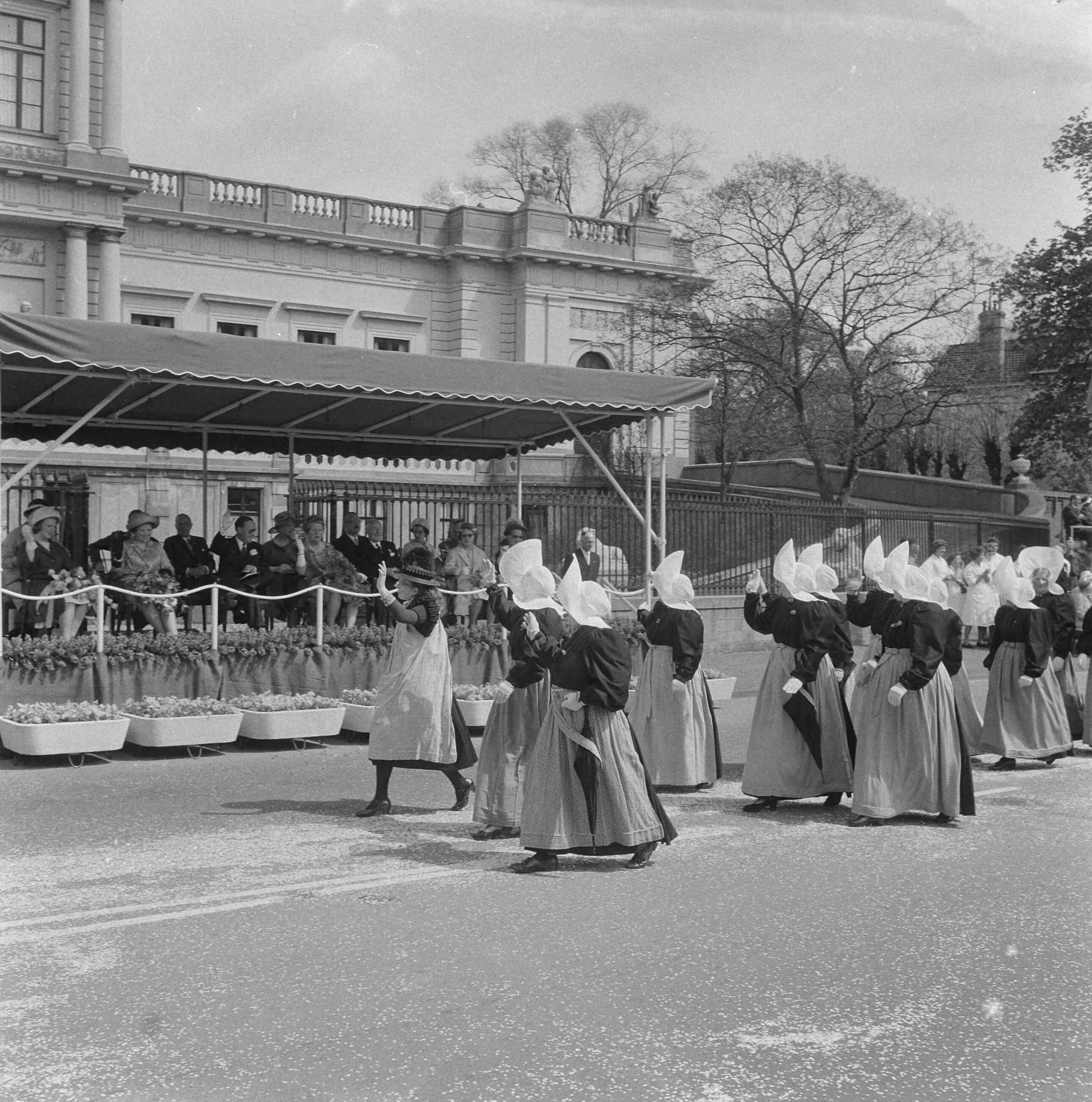 Koninklijk bezoek aan Noord-Holland (1962) — Koninklijk bezoek aan Haarlem — Foto: Nijs, Jac. de / Anefo. Licentie: Set B: Rechtenvrij / Publiek Domein. Bron: Nationaal Archief. http://hdl.handle.net/10648/aa07b6bc-d0b4-102d-bcf8-003048976d84