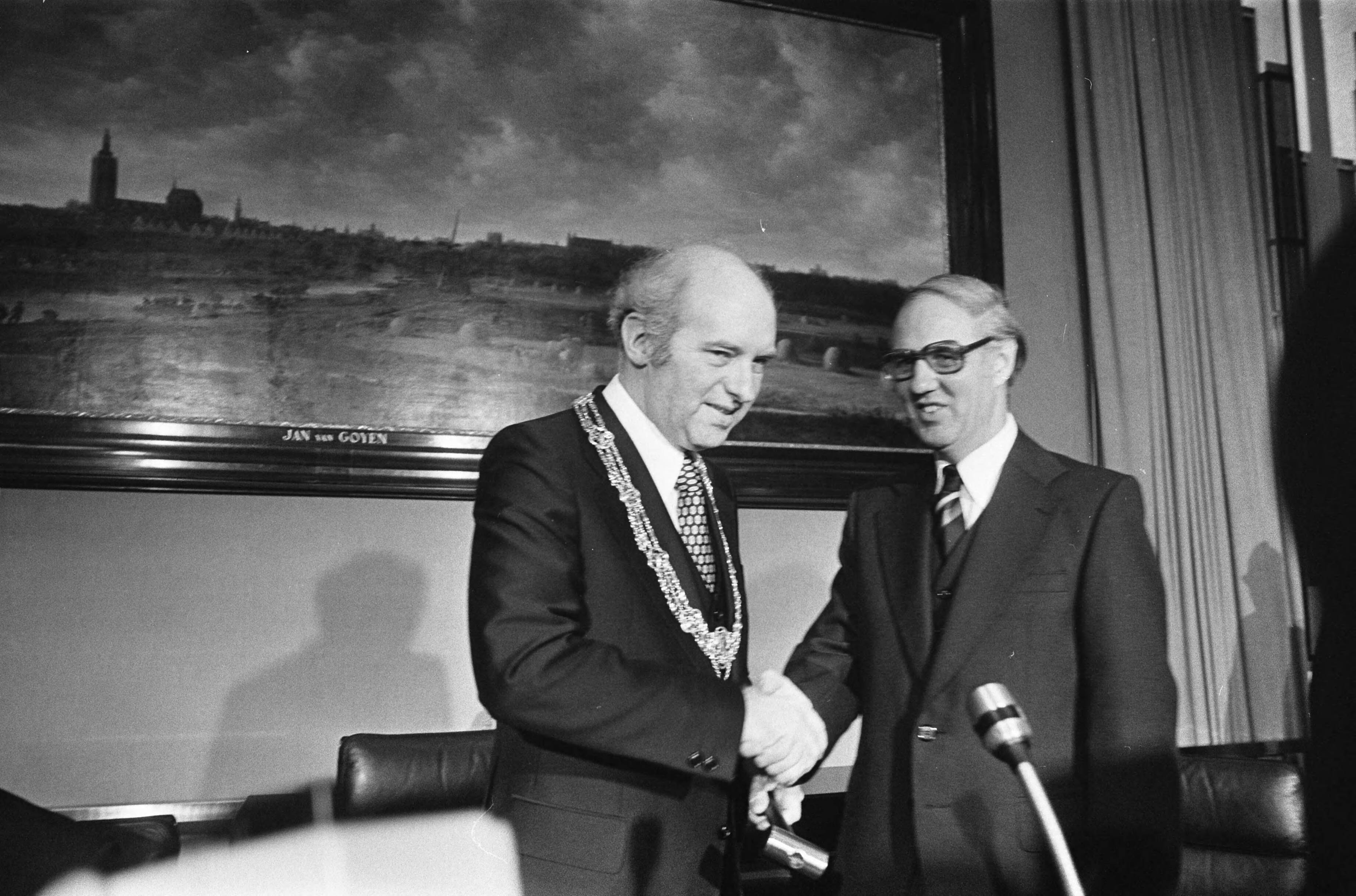 Fotocollectie Anefo — Burgemeester F. G. L. L. Schols van Den Haag geinstalleerd; loco-burgemeester H. Happel (rechts) hangt burgemeester Schols de ambtsketen om / — Foto: Croes, Rob C. / Anefo. Licentie: Set B: Rechtenvrij / Publiek Domein. Bron: Nationaal Archief. http://hdl.handle.net/10648/ac744596-d0b4-102d-bcf8-003048976d84