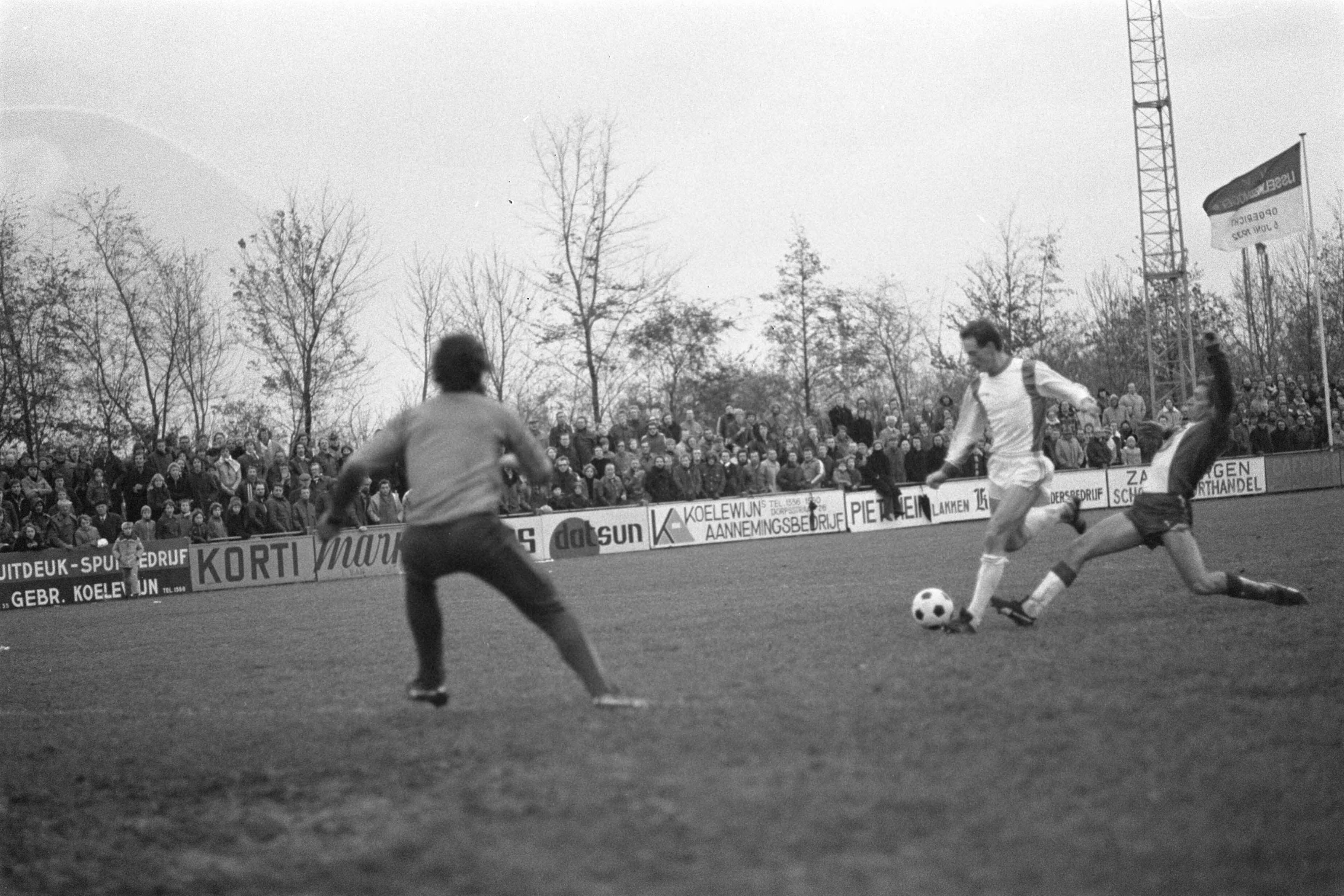 Fotocollectie Anefo — IJsselmeervogels tegen FC Groningen (KNVB-beker), Eddy Bakker scoort derde Groningen doelpunt, links keeper De Feyter — Foto: Suyk, Koen / Anefo. Licentie: Set B: Rechtenvrij / Publiek Domein. Bron: Nationaal Archief. http://hdl.handle.net/10648/aca6a59a-d0b4-102d-bcf8-003048976d84
