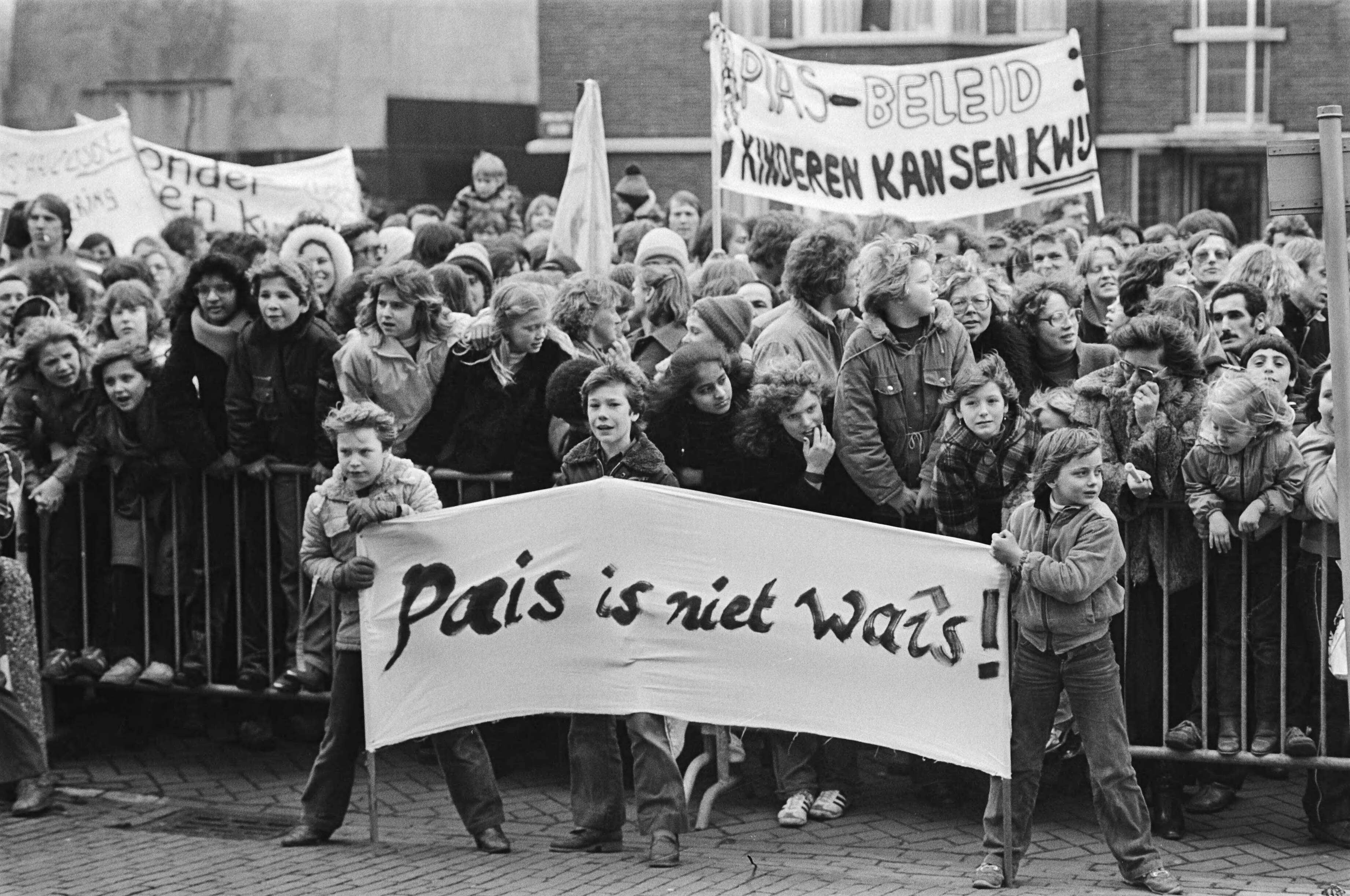 Fotocollectie Anefo — Demonstr. voor ministerie O&W in Den Haag door betrokkenen bij het Haagse Onderwijsstimuleringsproject voor kansarme kind. — Foto: Suyk, Koen / Anefo. Licentie: Set B: Rechtenvrij / Publiek Domein. Bron: Nationaal Archief. http://hdl.handle.net/10648/acd91318-d0b4-102d-bcf8-003048976d84