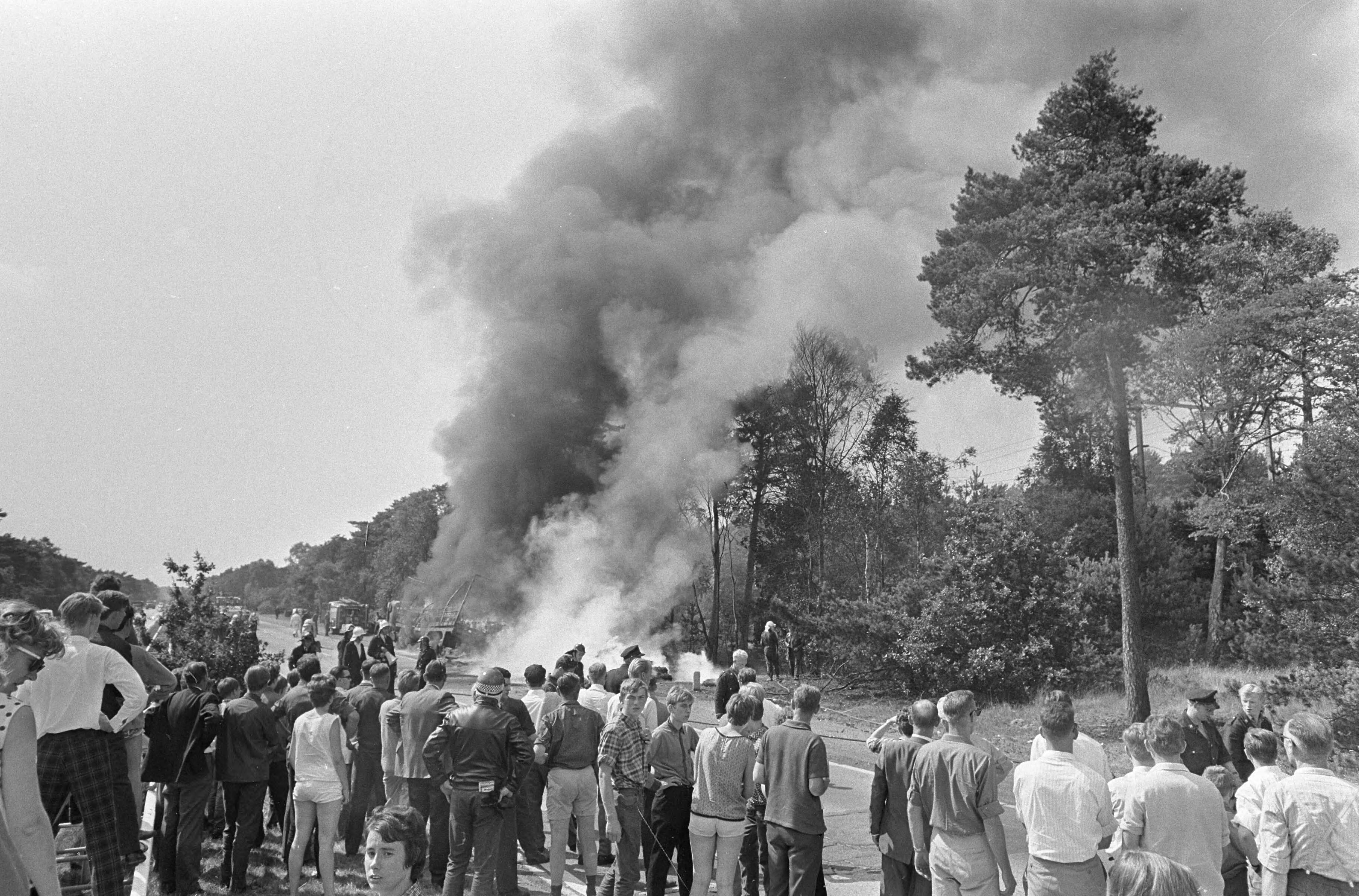 Fotocollectie Anefo — Vrachtwagen met vloerbedekking in brand op weg Utrecht- Amsterdam — Foto: Kroon, Ron / Anefo. Licentie: Set B: Rechtenvrij / Publiek Domein. Bron: Nationaal Archief. http://hdl.handle.net/10648/ab20e334-d0b4-102d-bcf8-003048976d84