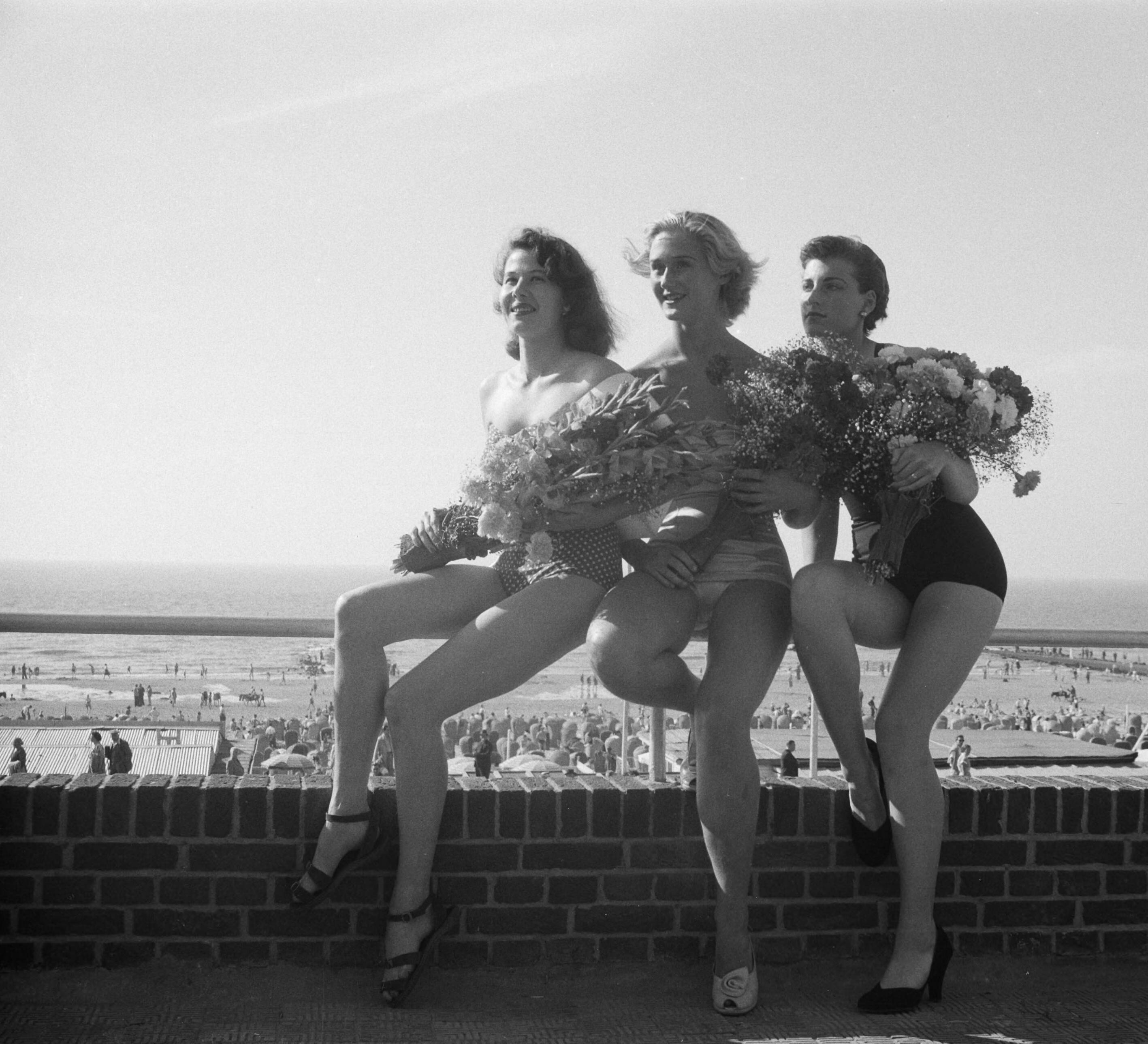 Miss Scheveningen — Verkiezing Miss Scheveningen 1951. Links winnares Madeleine de Rijke, midden de 19-jarige Ria Vera uit Rotterdam (2e) en ? Lewis uit Newark (V.S.) die derde werd — Foto: Vogel, Carel L. de / Anefo. Licentie: Set B: Rechtenvrij / Publiek Domein. Bron: Nationaal Archief. http://hdl.handle.net/10648/a8edc64a-d0b4-102d-bcf8-003048976d84