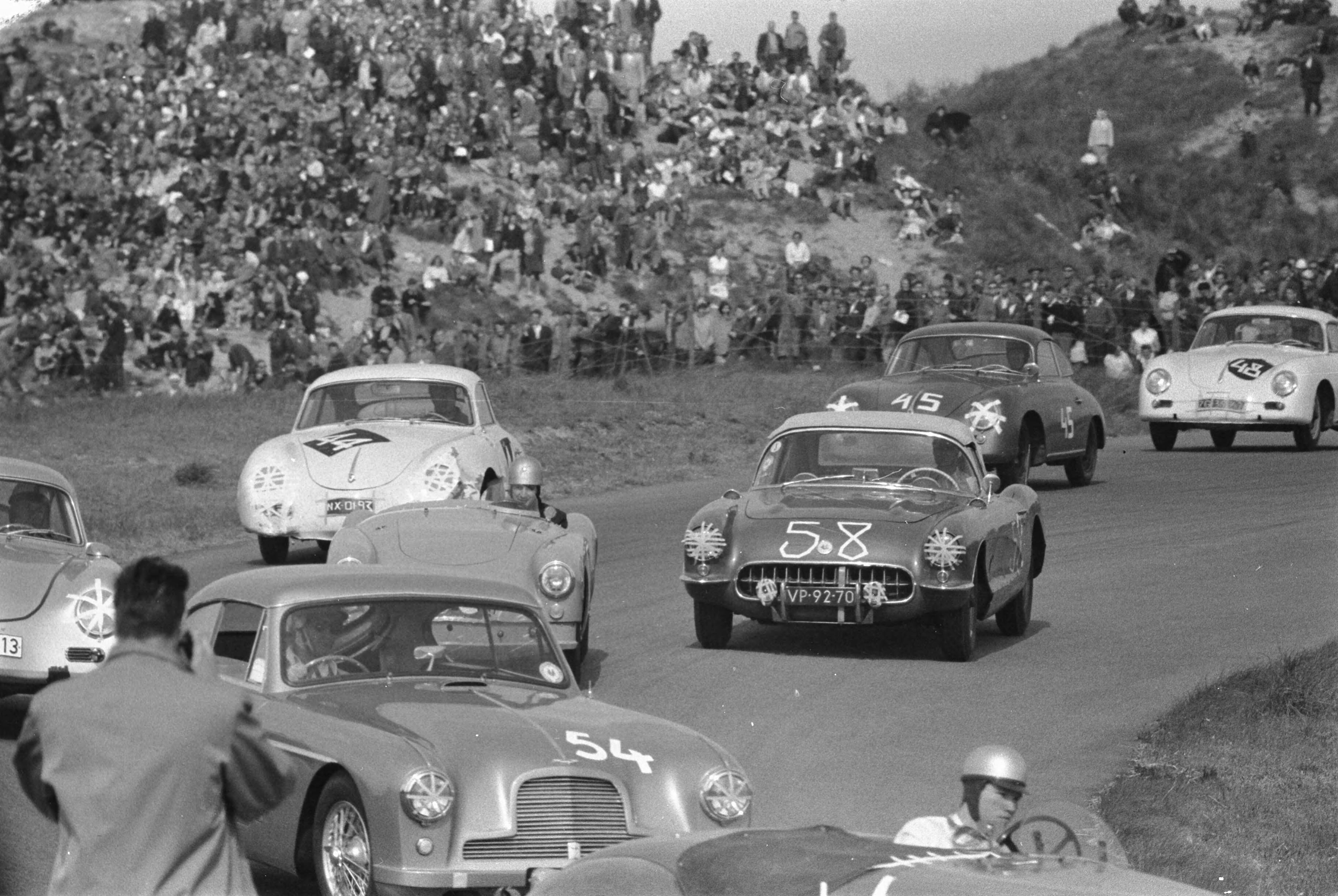 Fotocollectie Anefo — Autoraces Zandvoort op Tweede Pinksterdag. Diverse autotypes — Foto: Pot, Harry / Anefo. Licentie: Set B: Rechtenvrij / Publiek Domein. Bron: Nationaal Archief. http://hdl.handle.net/10648/a9942f3a-d0b4-102d-bcf8-003048976d84