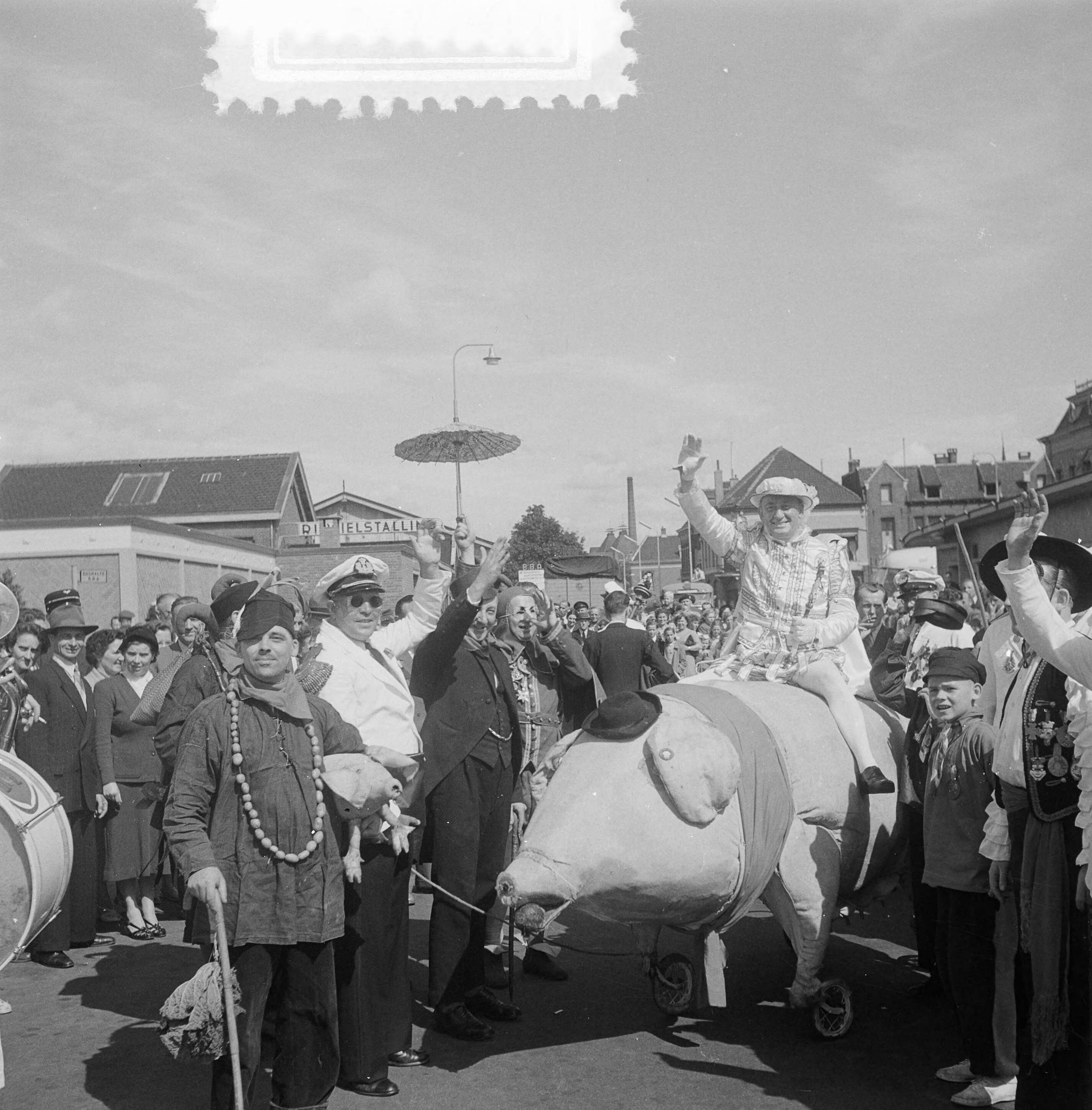 Fotocollectie Anefo — Carnaval Breda. Intocht prins Maskerado III — Foto: Noske, J.D. / Anefo. Licentie: Set B: Rechtenvrij / Publiek Domein. Bron: Nationaal Archief. http://hdl.handle.net/10648/a9106830-d0b4-102d-bcf8-003048976d84