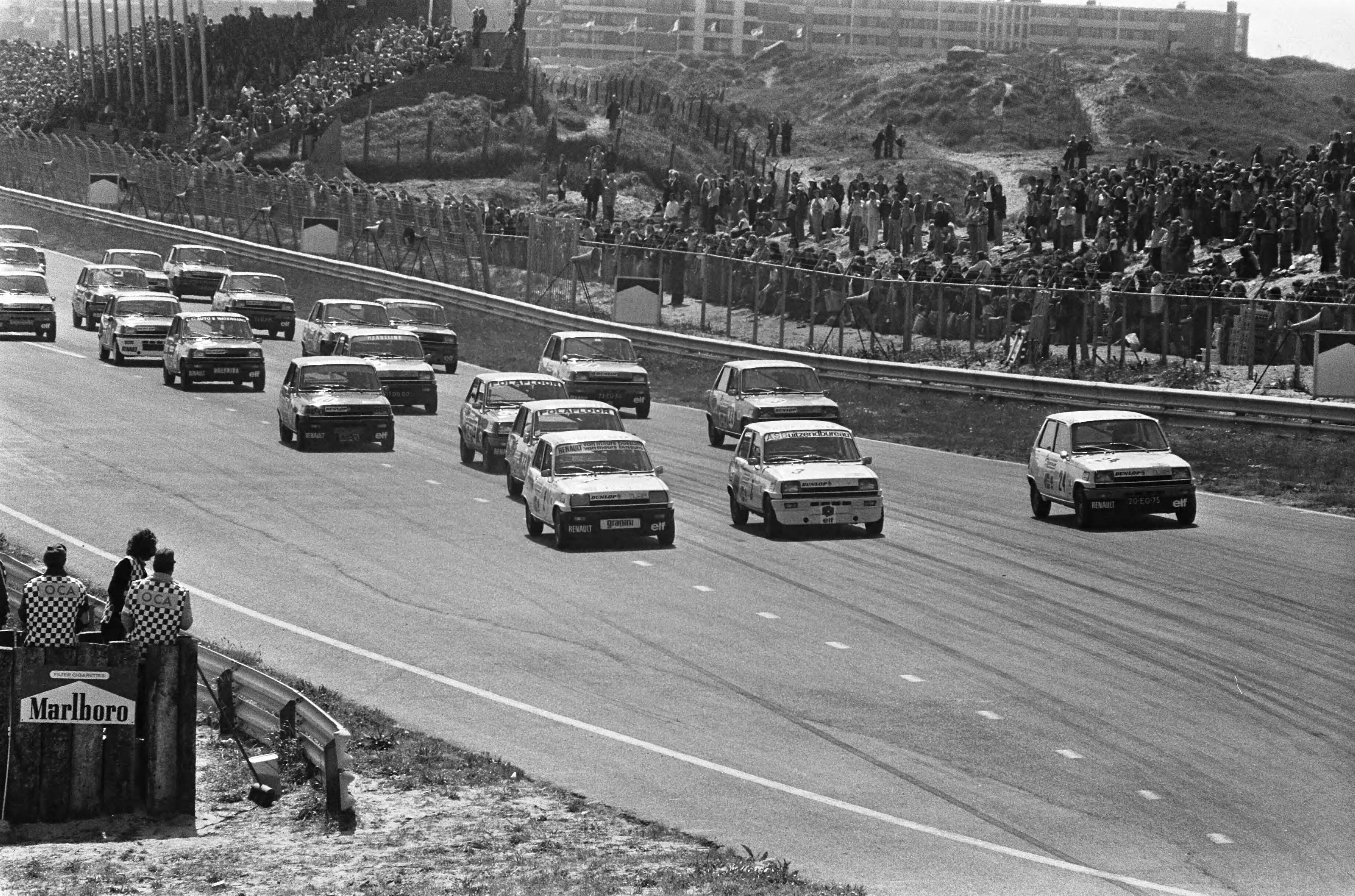 Races voor de Formule 5000 op Zandvoort — Race met de Renault 5 Gordini op Zandvoort — Foto: Peters, Hans / Anefo. Licentie: Set B: Rechtenvrij / Publiek Domein. Bron: Nationaal Archief. http://hdl.handle.net/10648/ac68c3e2-d0b4-102d-bcf8-003048976d84