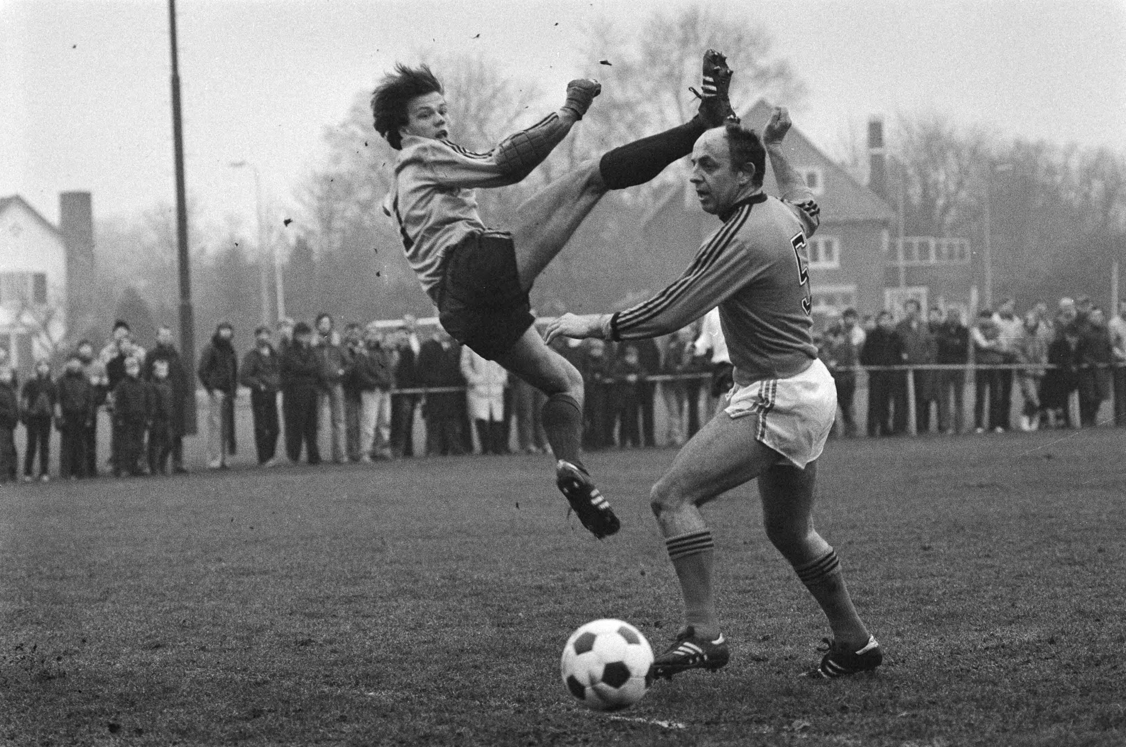 Fotocollectie Anefo — Voetbal tussen KHFC tegen oud-internationals in Haarlem. Leen van der Lugt (r.) met KHFC-doelman H. van Nee — Foto: Dijk, Hans van / Anefo. Licentie: Set B: Rechtenvrij / Publiek Domein. Bron: Nationaal Archief. http://hdl.handle.net/10648/ad0c7690-d0b4-102d-bcf8-003048976d84