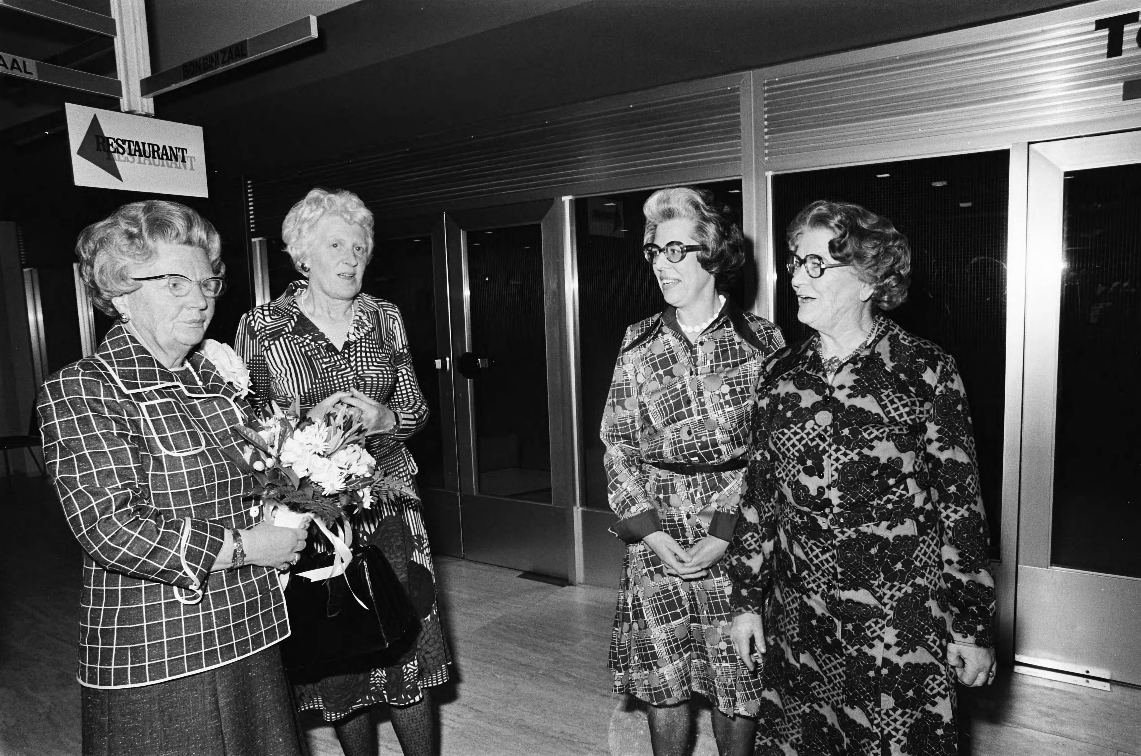 Fotocollectie Anefo — koningin Juliana bij installatie vrouwenraad in Den Haag v.l.n.r. koningin Juliana , mevrouw Richters, dr. N. Rump (president) en drs. J. Muller — Foto: Mieremet, Rob / Anefo. Licentie: Set B: Rechtenvrij / Publiek Domein. Bron: Nationaal Archief. http://hdl.handle.net/10648/ac665526-d0b4-102d-bcf8-003048976d84
